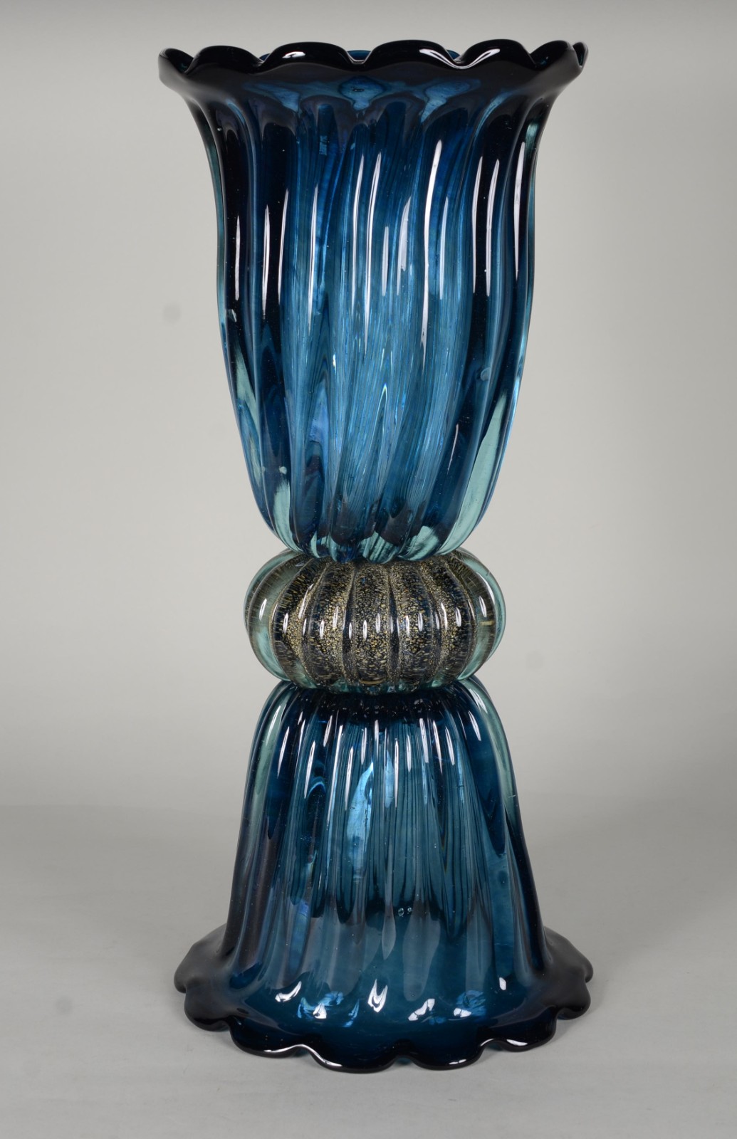Vaso/Floreira de vidro decorativo trabalhado em gomos na cor azul e... - foto 1 de 6