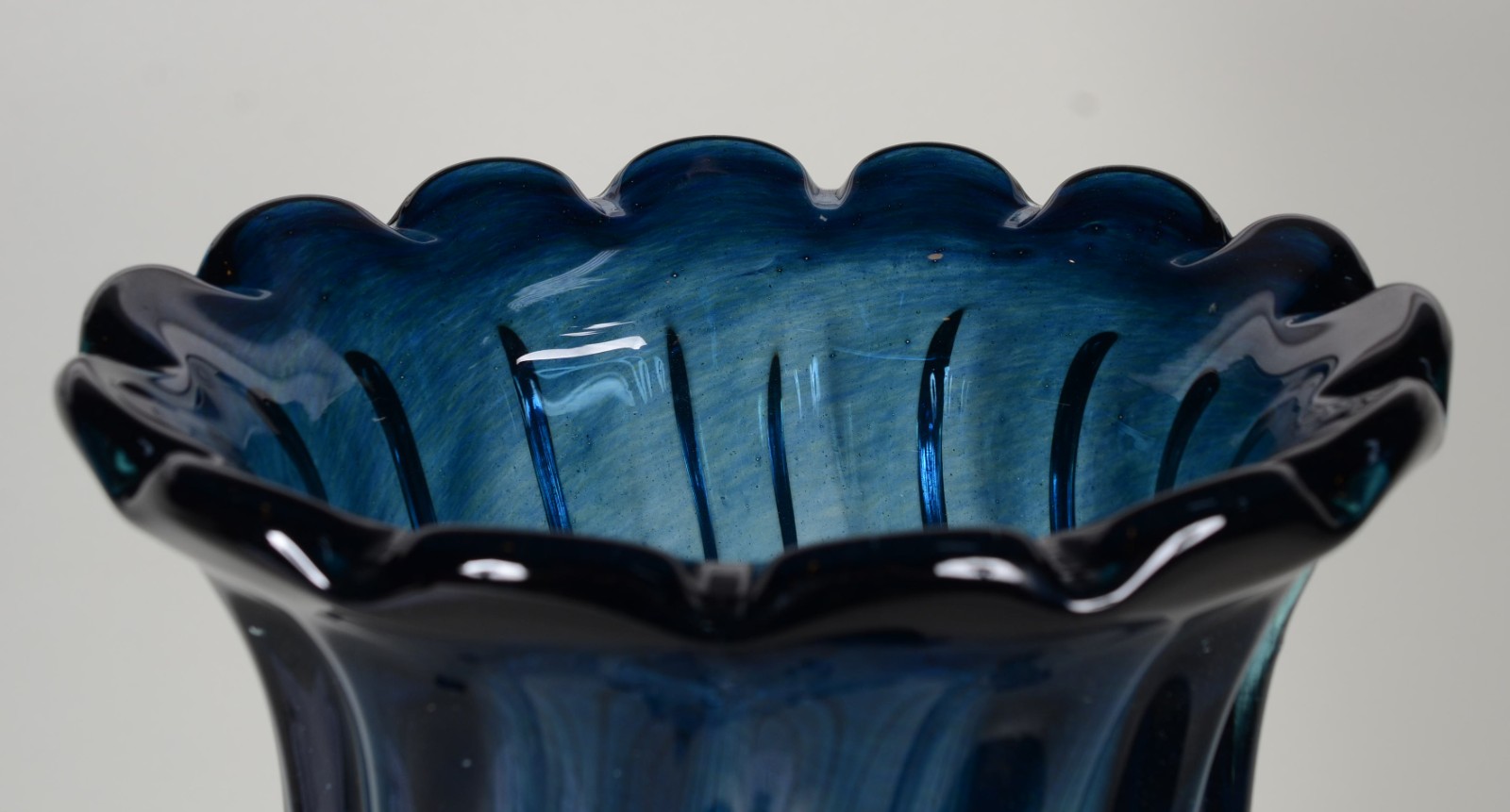 Vaso/Floreira de vidro decorativo trabalhado em gomos na cor azul e... - foto 2 de 6