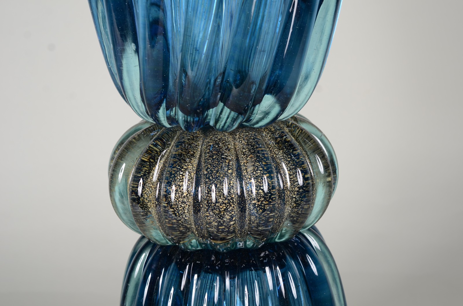 Vaso/Floreira de vidro decorativo trabalhado em gomos na cor azul e... - foto 3 de 6