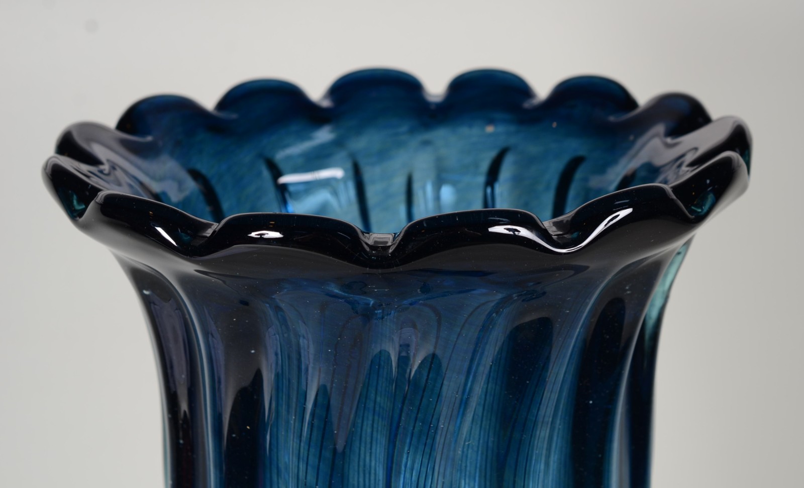 Vaso/Floreira de vidro decorativo trabalhado em gomos na cor azul e... - foto 4 de 6