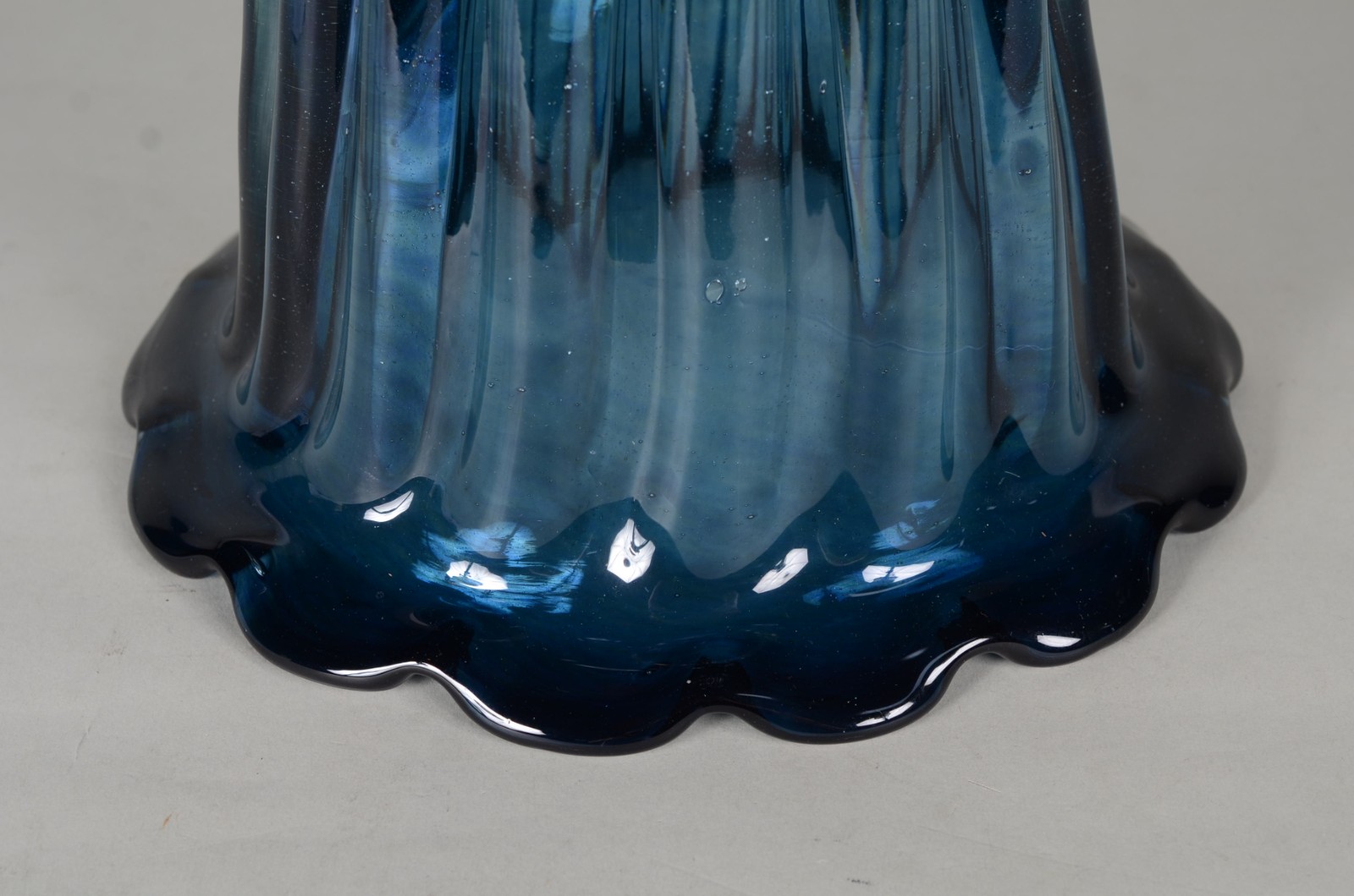 Vaso/Floreira de vidro decorativo trabalhado em gomos na cor azul e... - foto 5 de 6