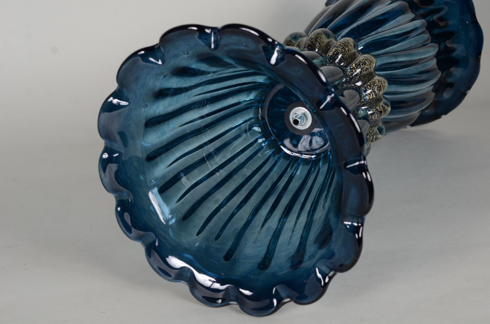 Vaso/Floreira de vidro decorativo trabalhado em gomos na cor azul e... - foto 6 de 6