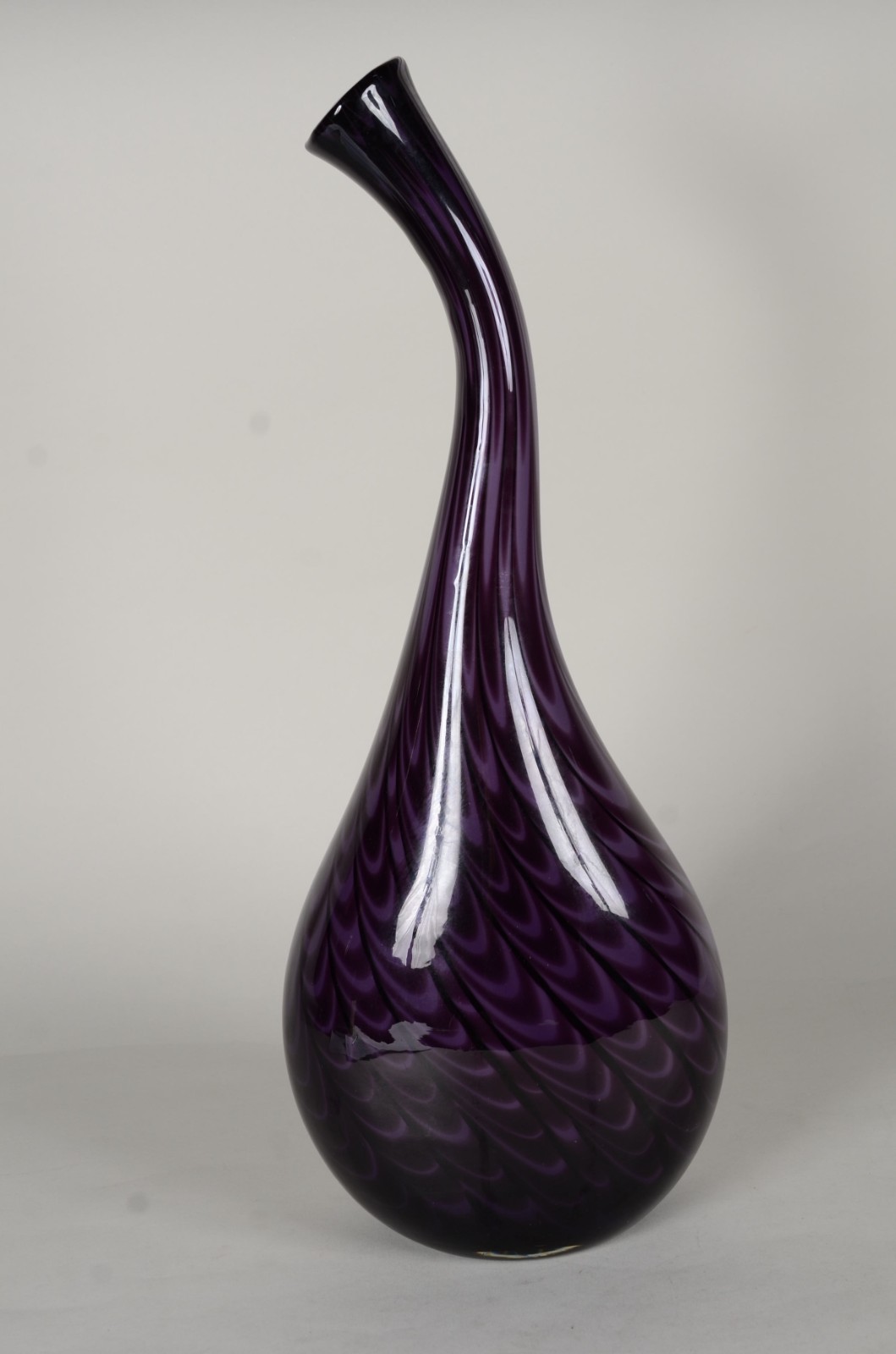 Vaso de vidro decorativo na cor roxa. - foto 1 de 6