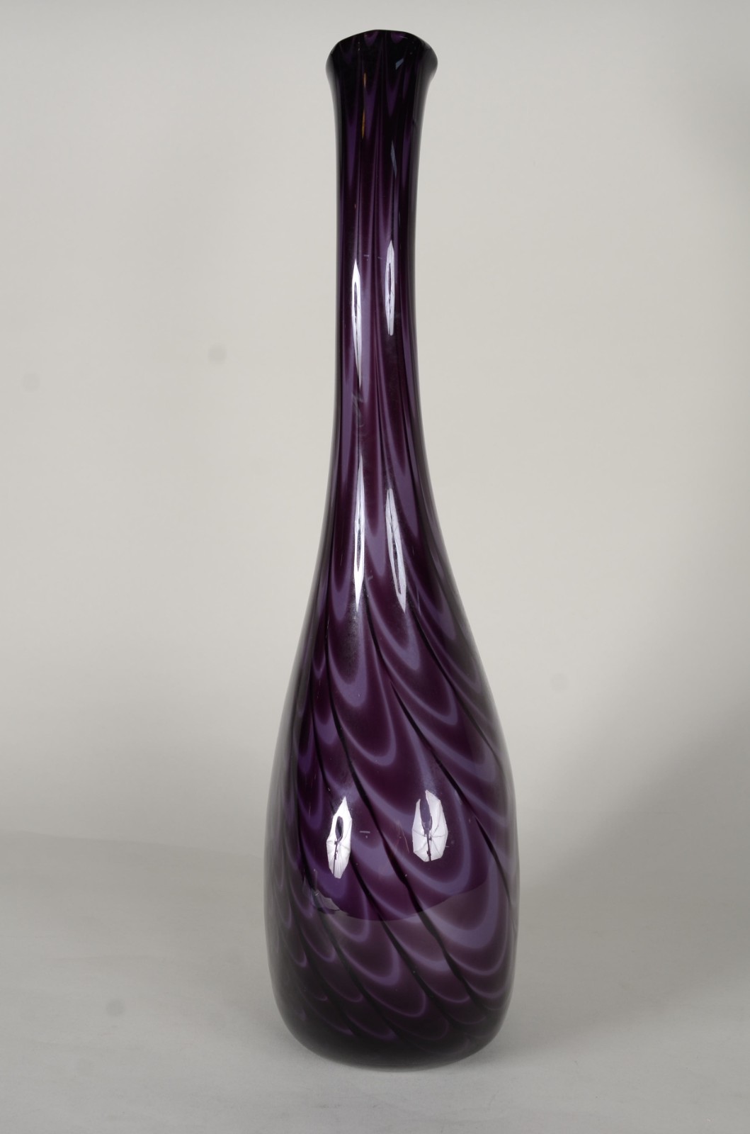 Vaso de vidro decorativo na cor roxa. - foto 4 de 6