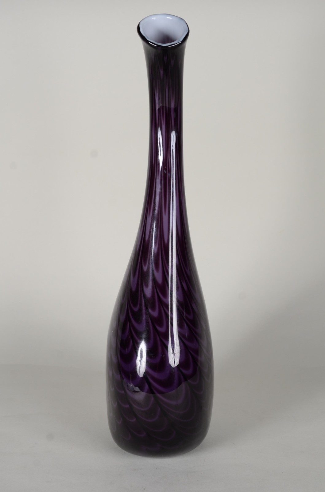Vaso de vidro decorativo na cor roxa. - foto 6 de 6