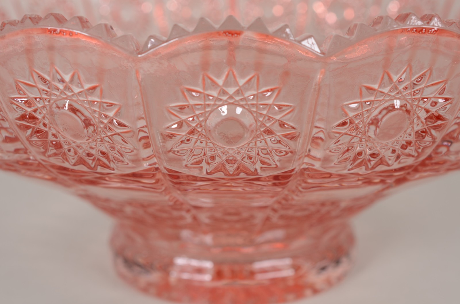 Centro de mesa/ fruteira de vidro decorativo na cor rosa, lapidado... - foto 2 de 8
