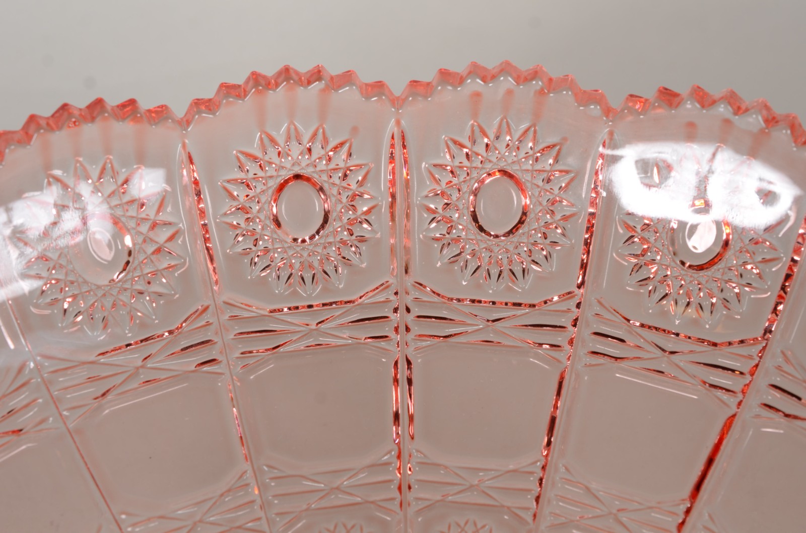 Centro de mesa/ fruteira de vidro decorativo na cor rosa, lapidado... - foto 4 de 8