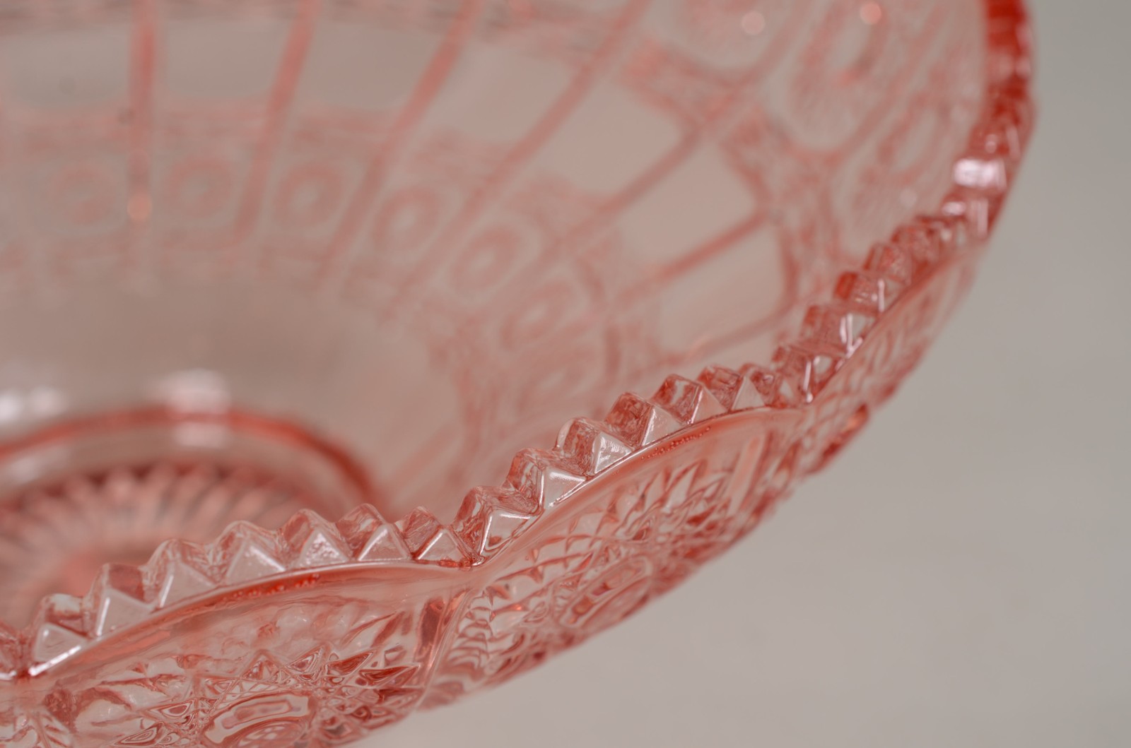 Centro de mesa/ fruteira de vidro decorativo na cor rosa, lapidado... - foto 8 de 8