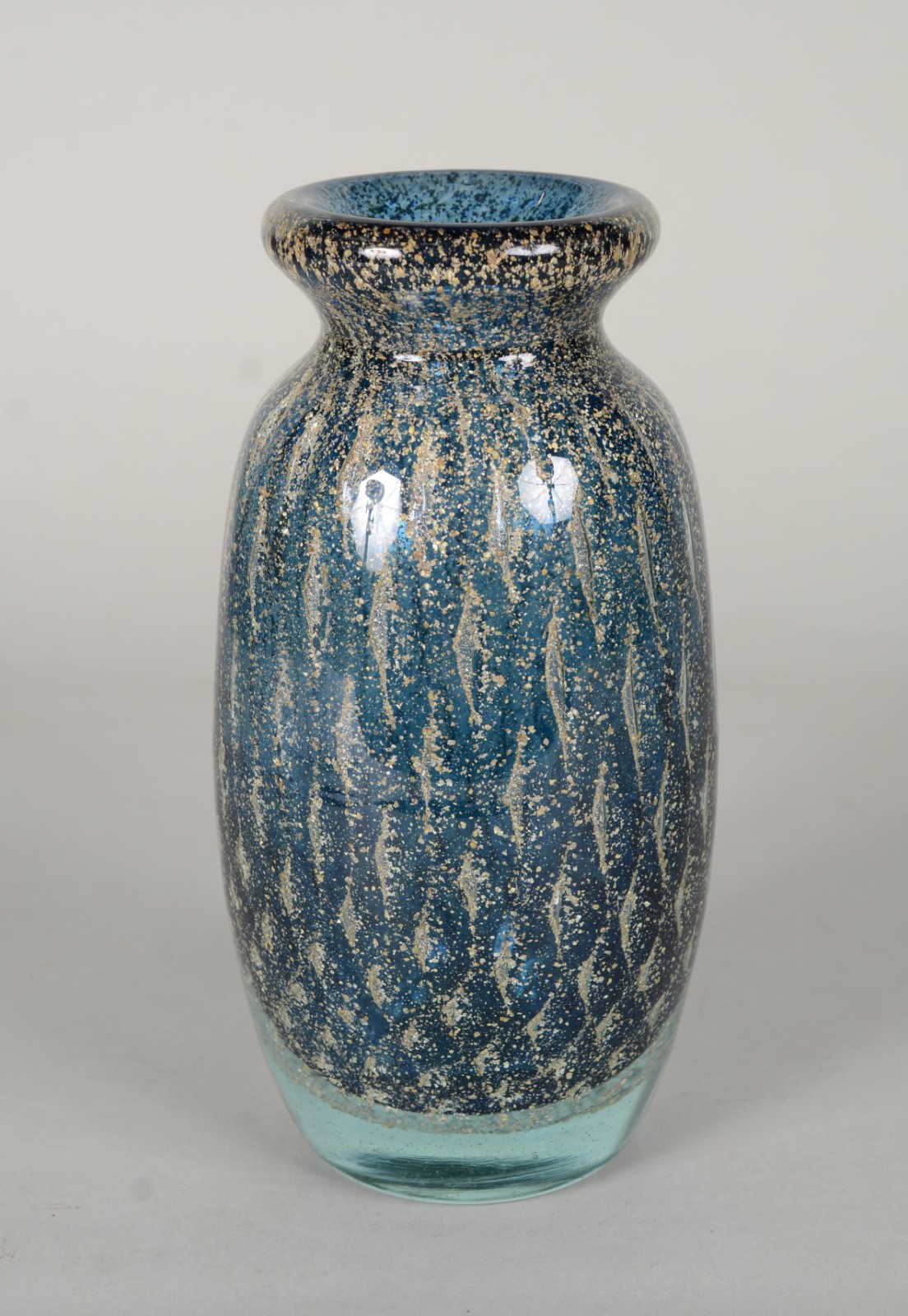 Vaso de vidro decorativo na cor azul com pó de ouro. - foto 1 de 6