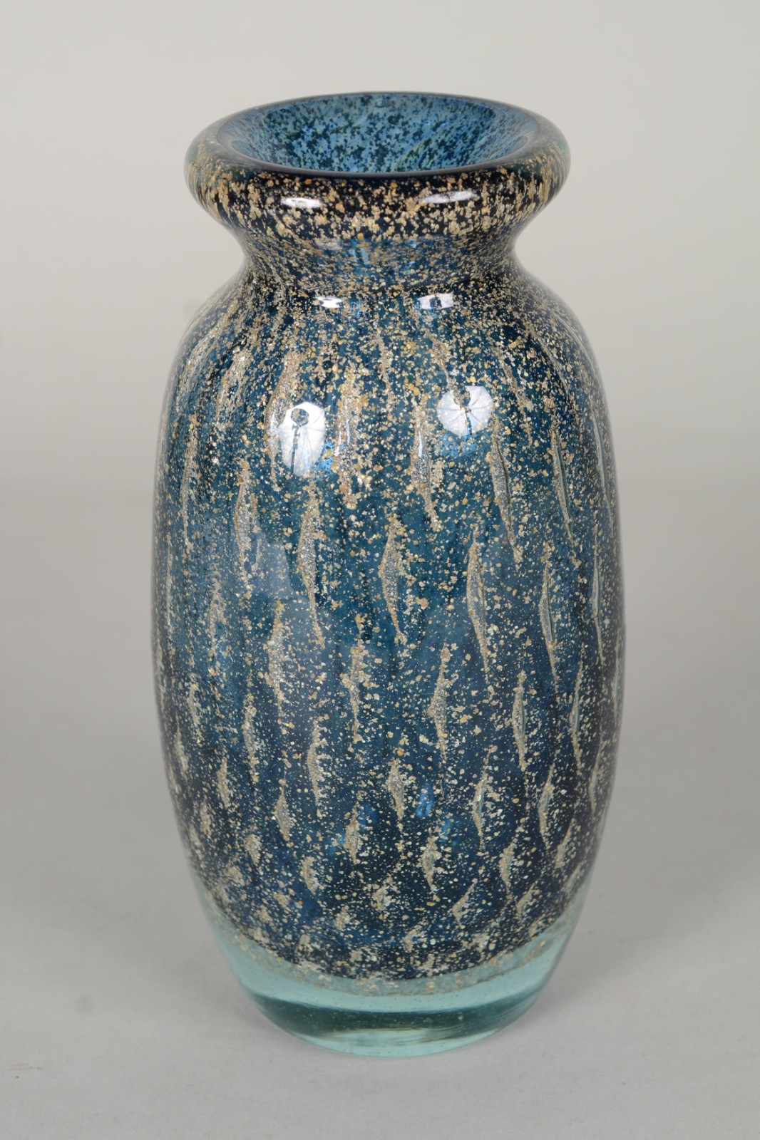 Vaso de vidro decorativo na cor azul com pó de ouro. - foto 2 de 6
