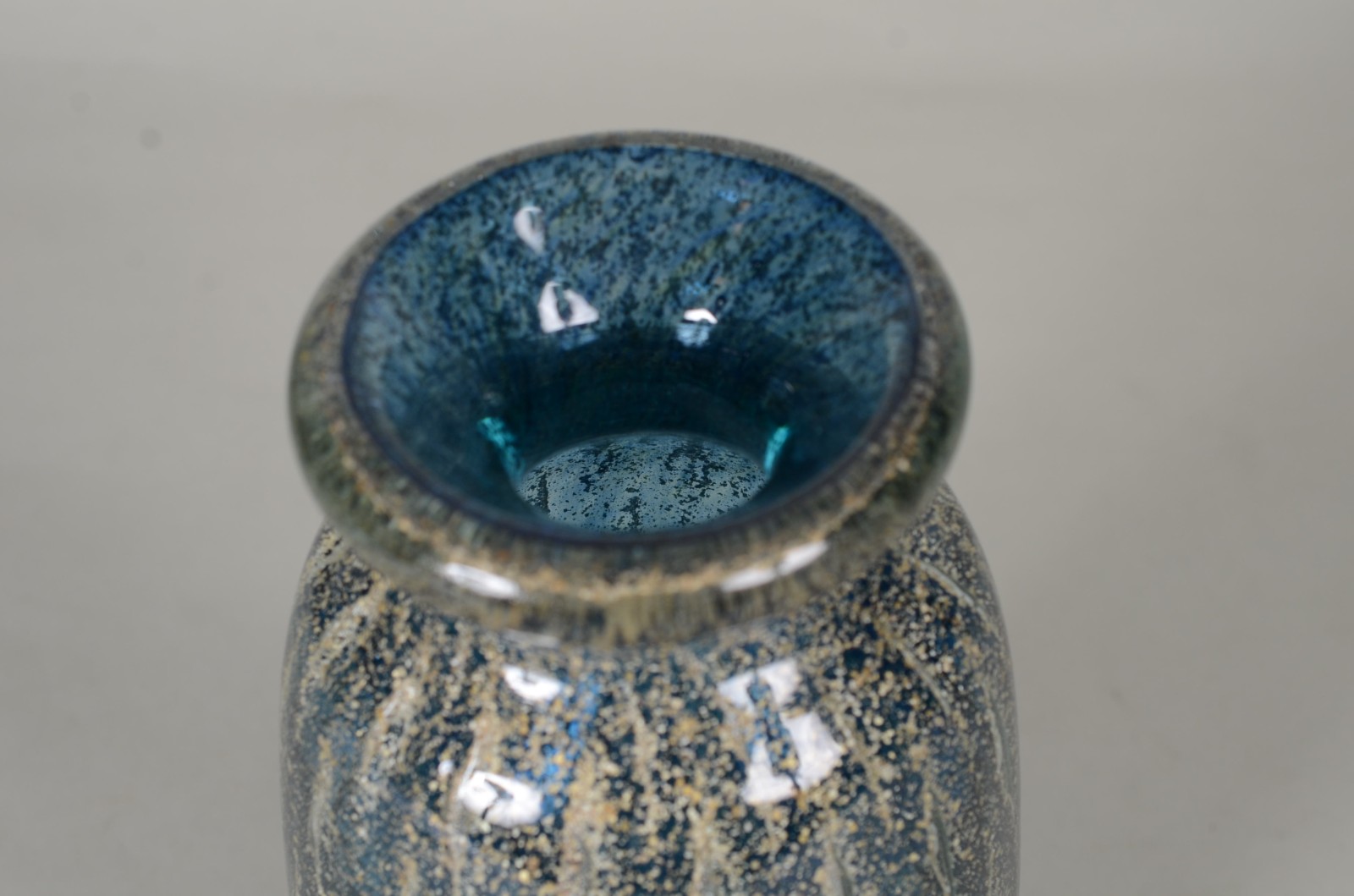 Vaso de vidro decorativo na cor azul com pó de ouro. - foto 3 de 6