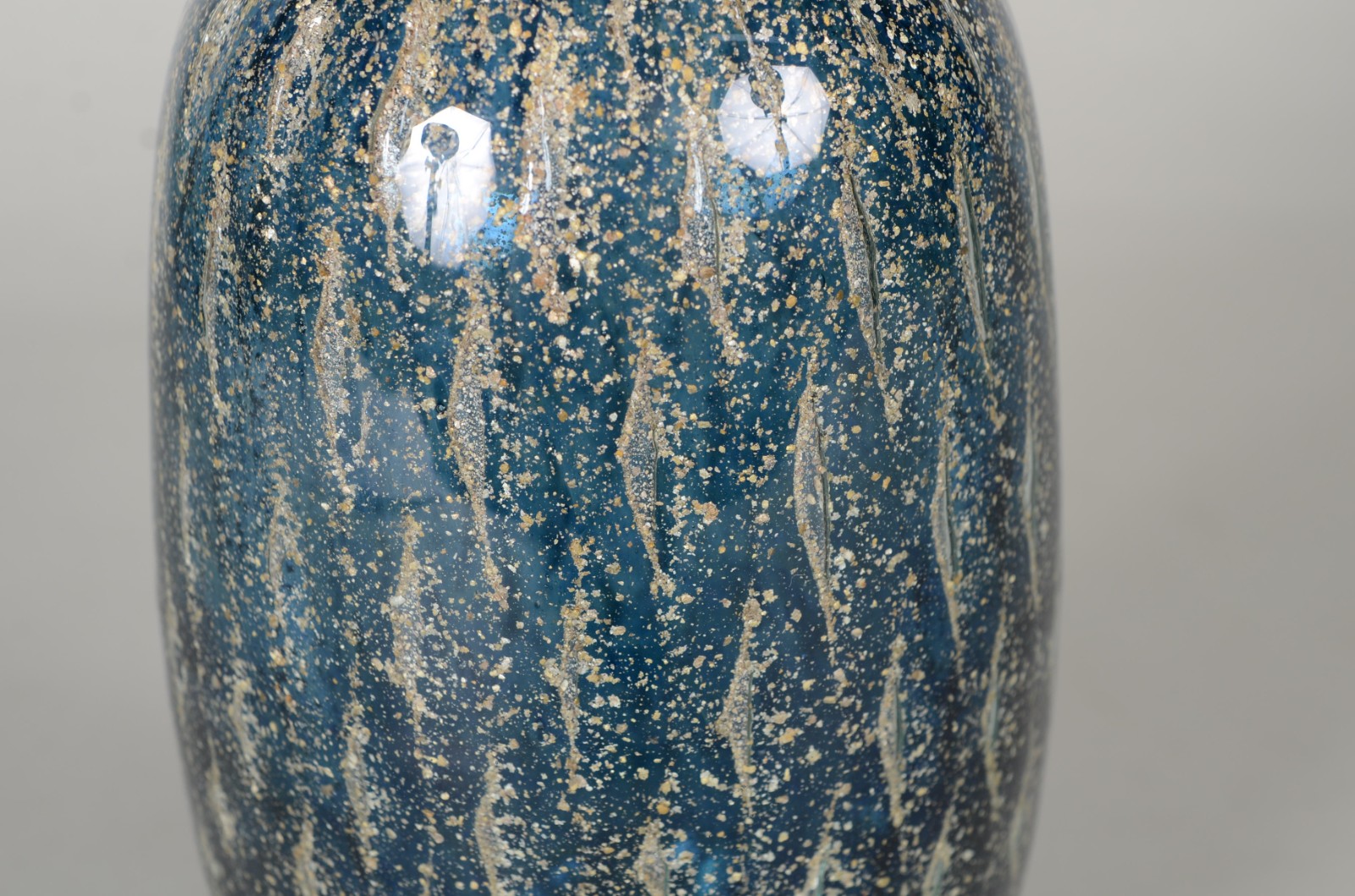 Vaso de vidro decorativo na cor azul com pó de ouro. - foto 4 de 6