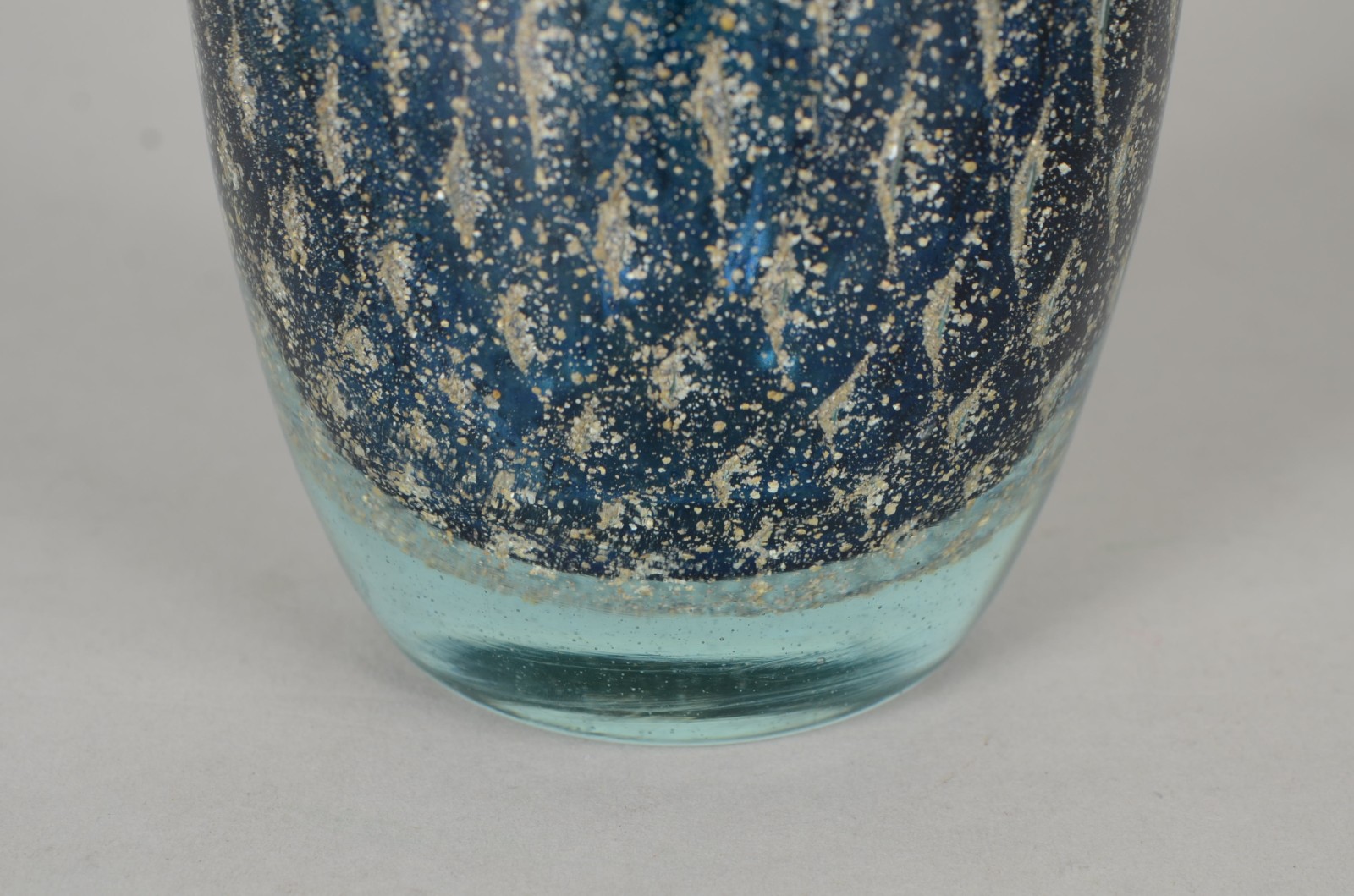 Vaso de vidro decorativo na cor azul com pó de ouro. - foto 5 de 6
