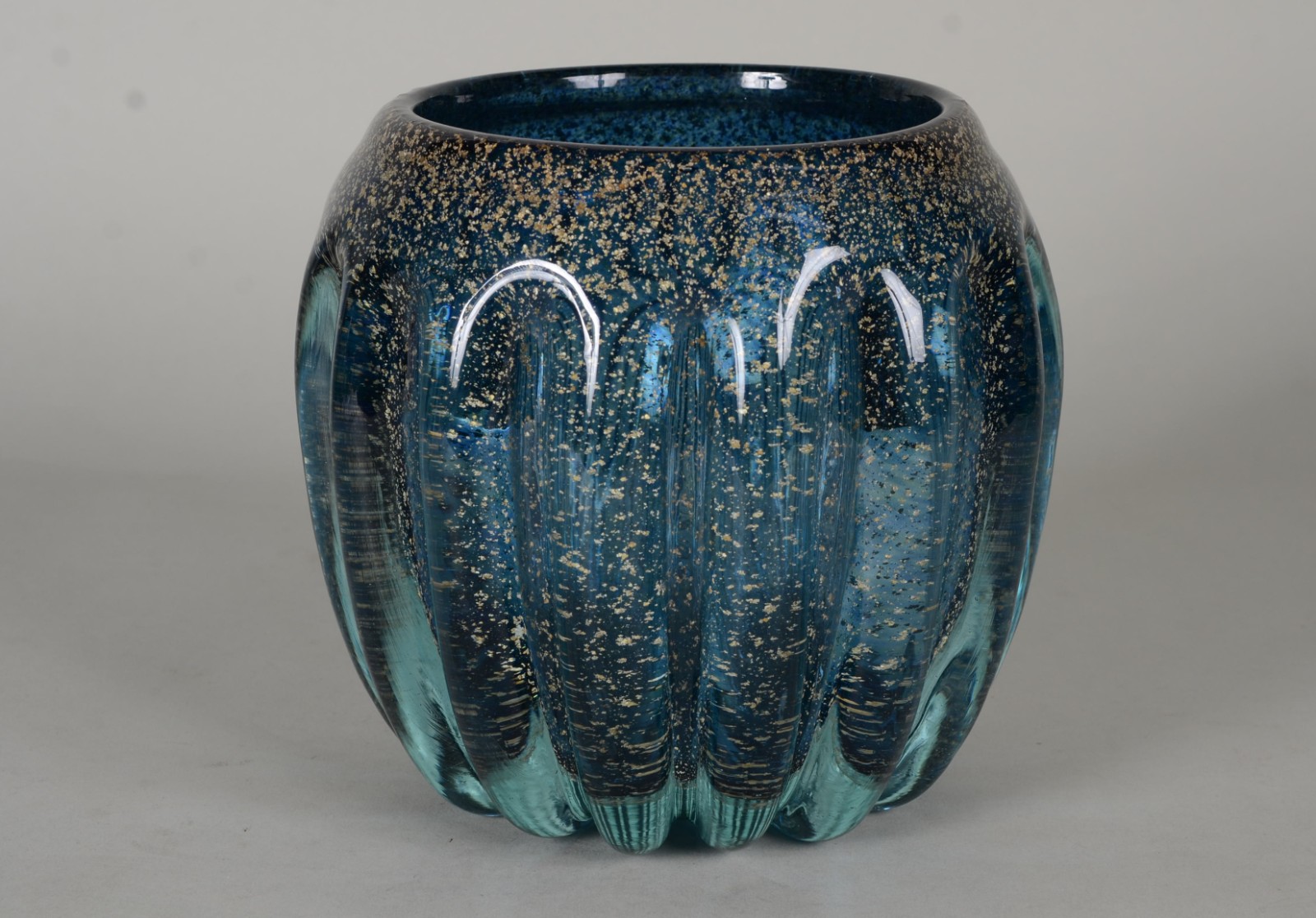 Cachepot de vidro decorativo, trabalho em gomos na cor azul com pó de... - foto 1 de 5