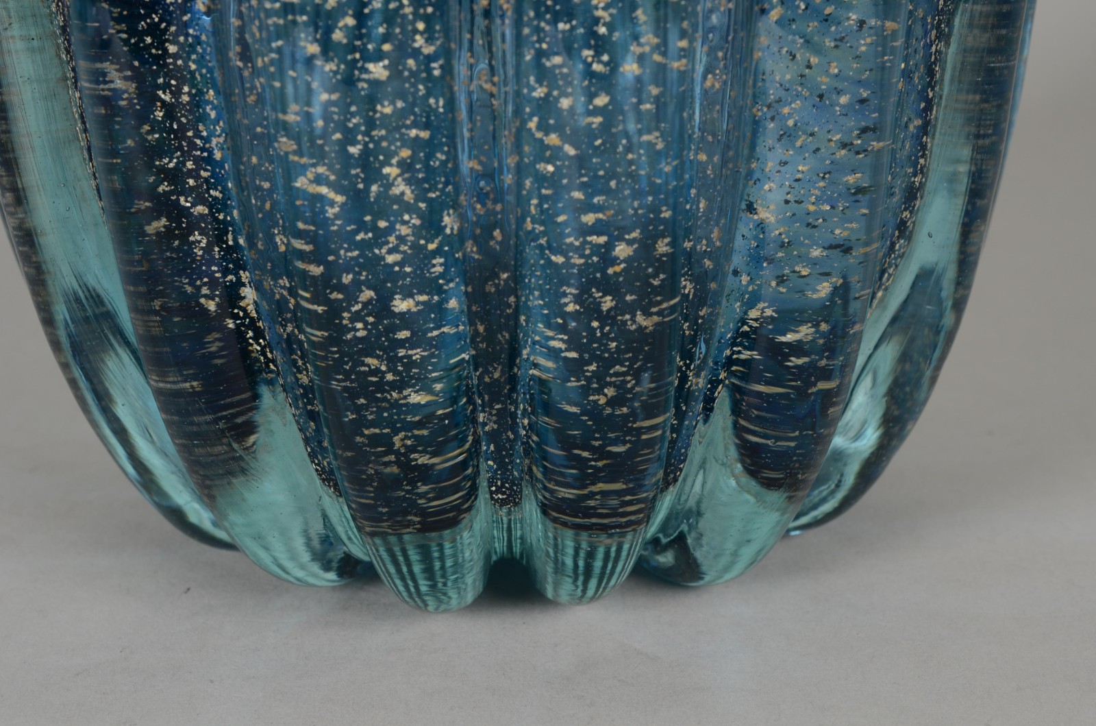 Cachepot de vidro decorativo, trabalho em gomos na cor azul com pó de... - foto 2 de 5