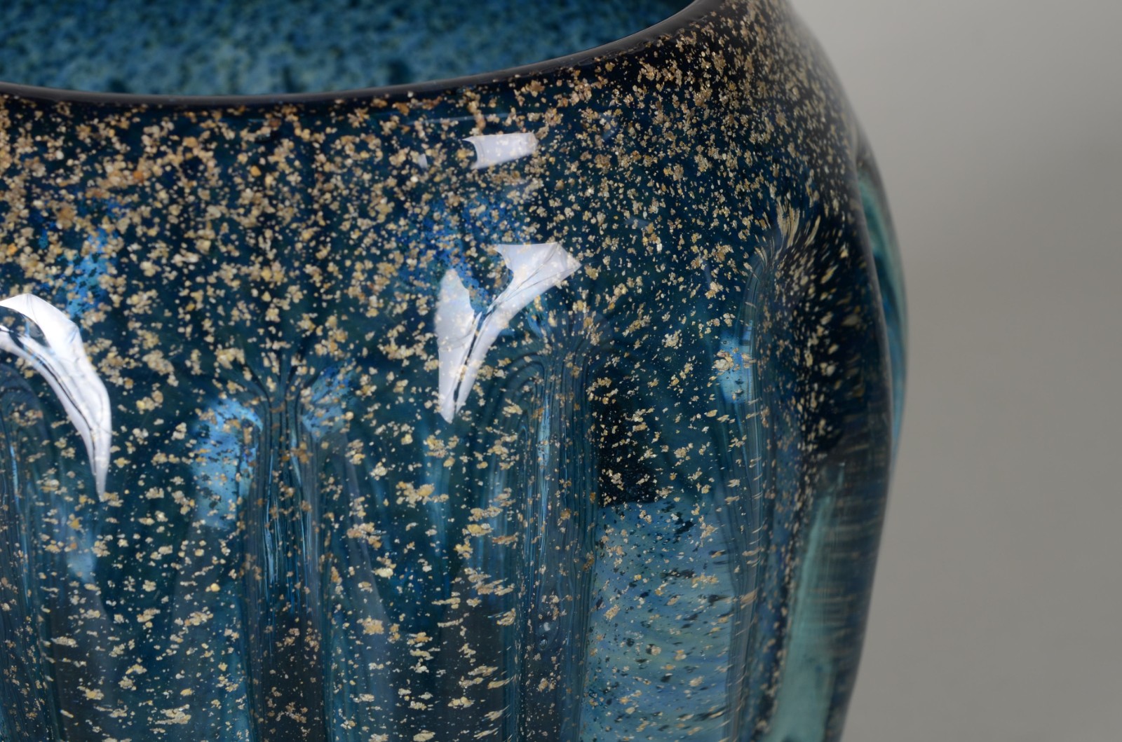 Cachepot de vidro decorativo, trabalho em gomos na cor azul com pó de... - foto 3 de 5