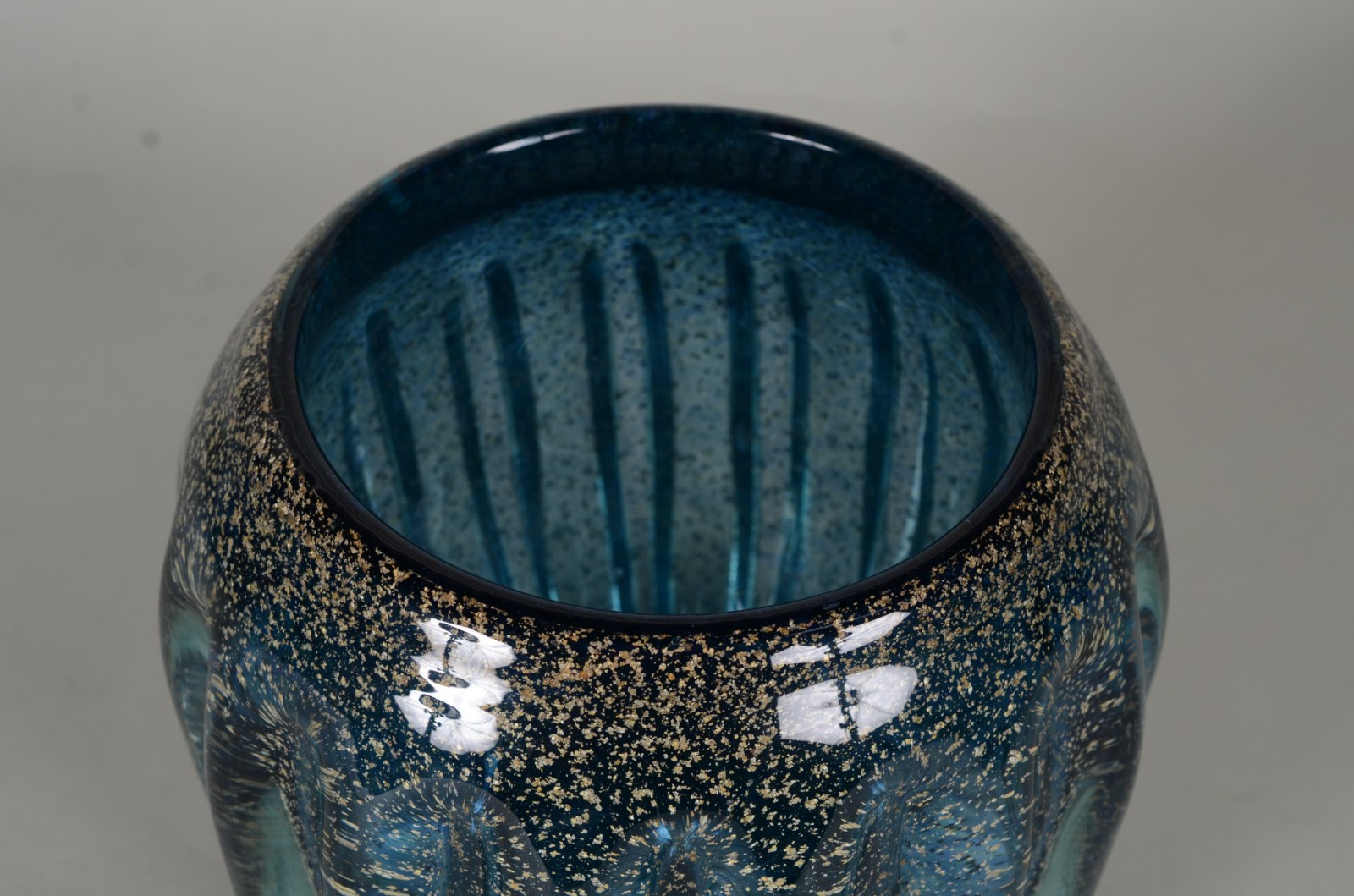Cachepot de vidro decorativo, trabalho em gomos na cor azul com pó de... - foto 4 de 5