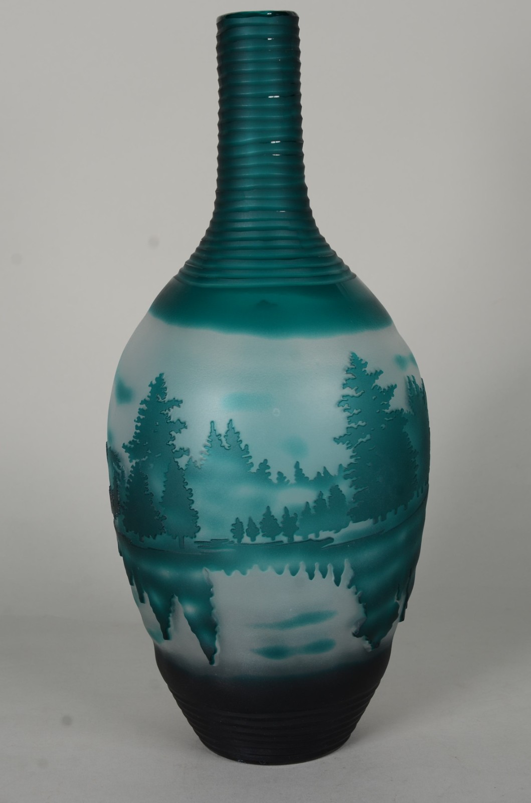 Vaso de vidro decorativo no cor verde com relevos. - foto 4 de 8