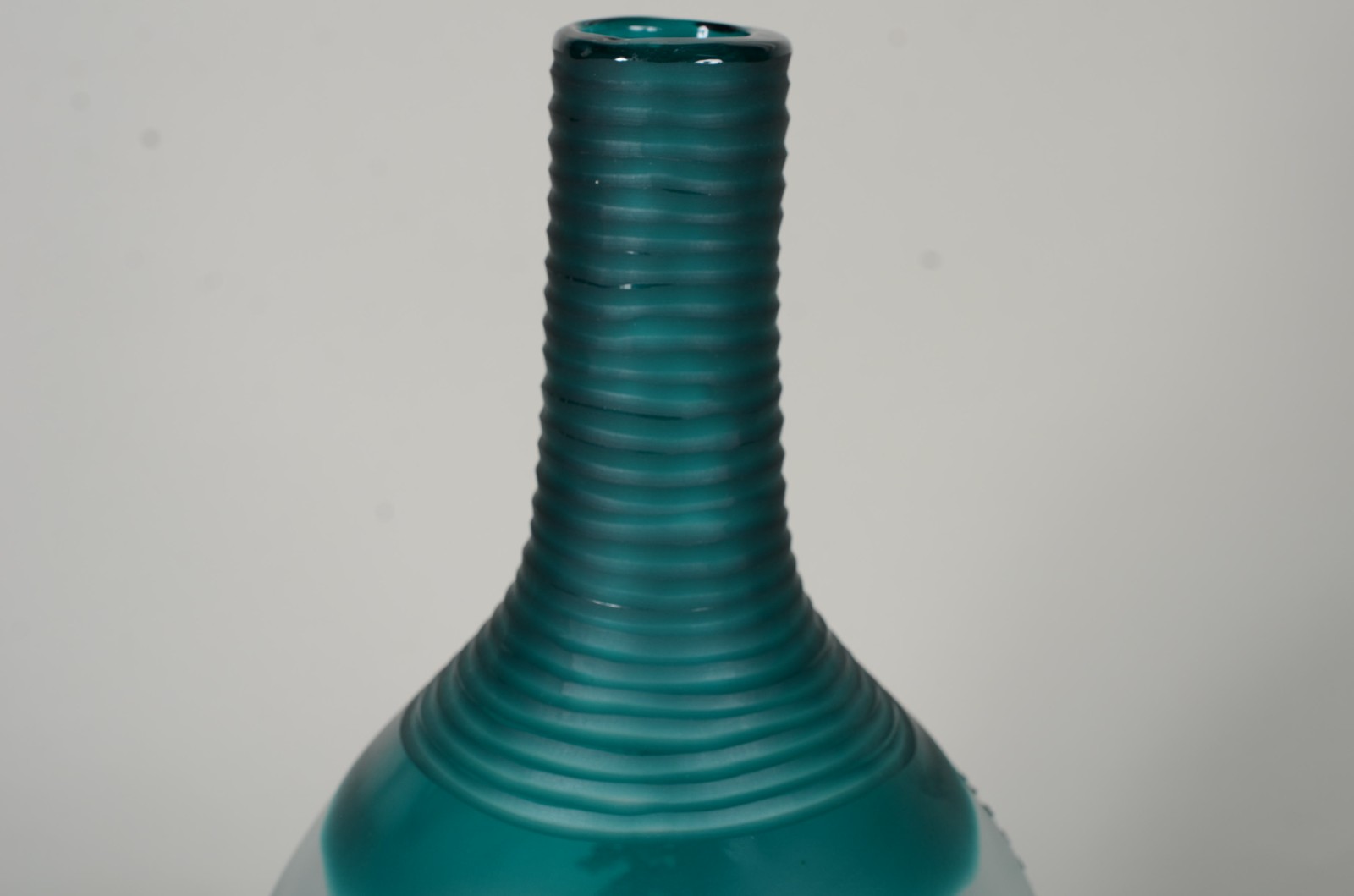 Vaso de vidro decorativo no cor verde com relevos. - foto 6 de 8