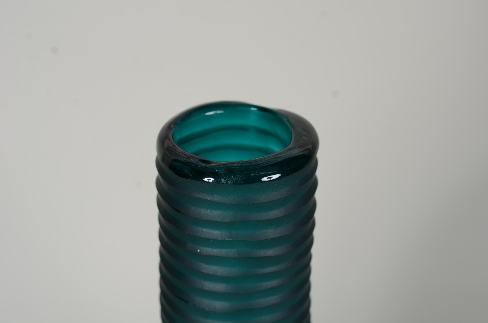 Vaso de vidro decorativo no cor verde com relevos. - foto 7 de 8