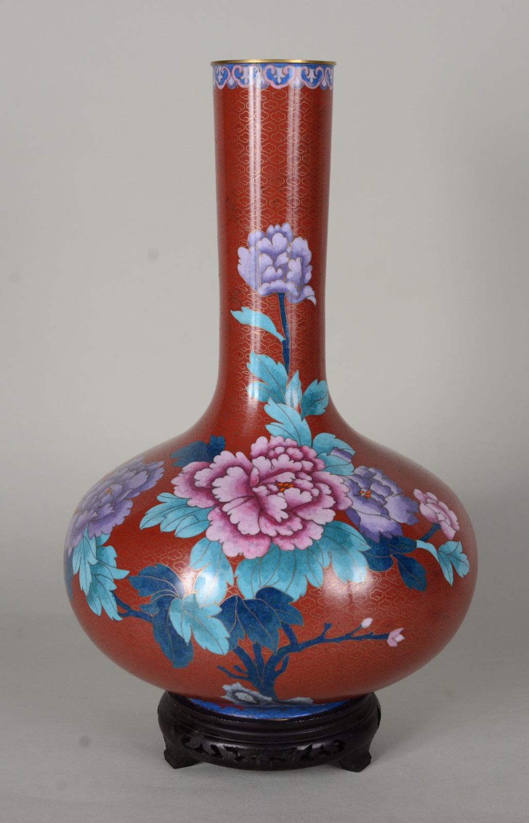 Vaso de cloisonné, fundo vermelho com flores em tons de rosa e lílas... - foto 1 de 6