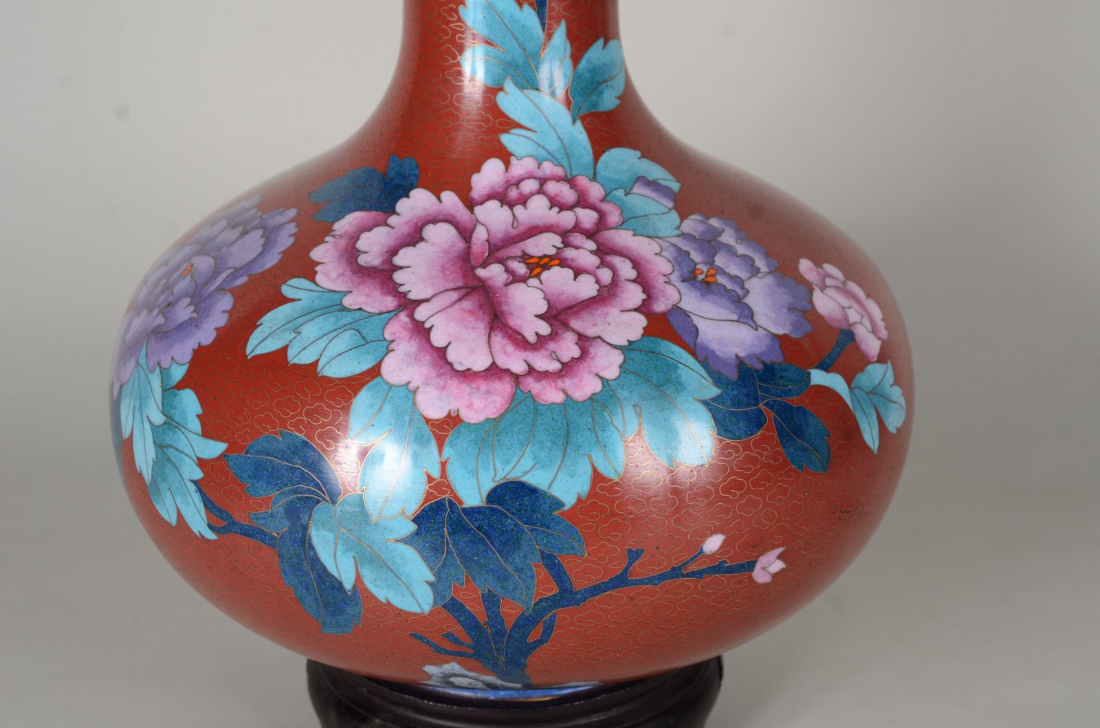 Vaso de cloisonné, fundo vermelho com flores em tons de rosa e lílas... - foto 2 de 6