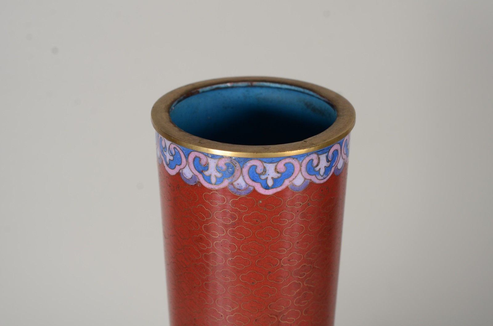 Vaso de cloisonné, fundo vermelho com flores em tons de rosa e lílas... - foto 3 de 6