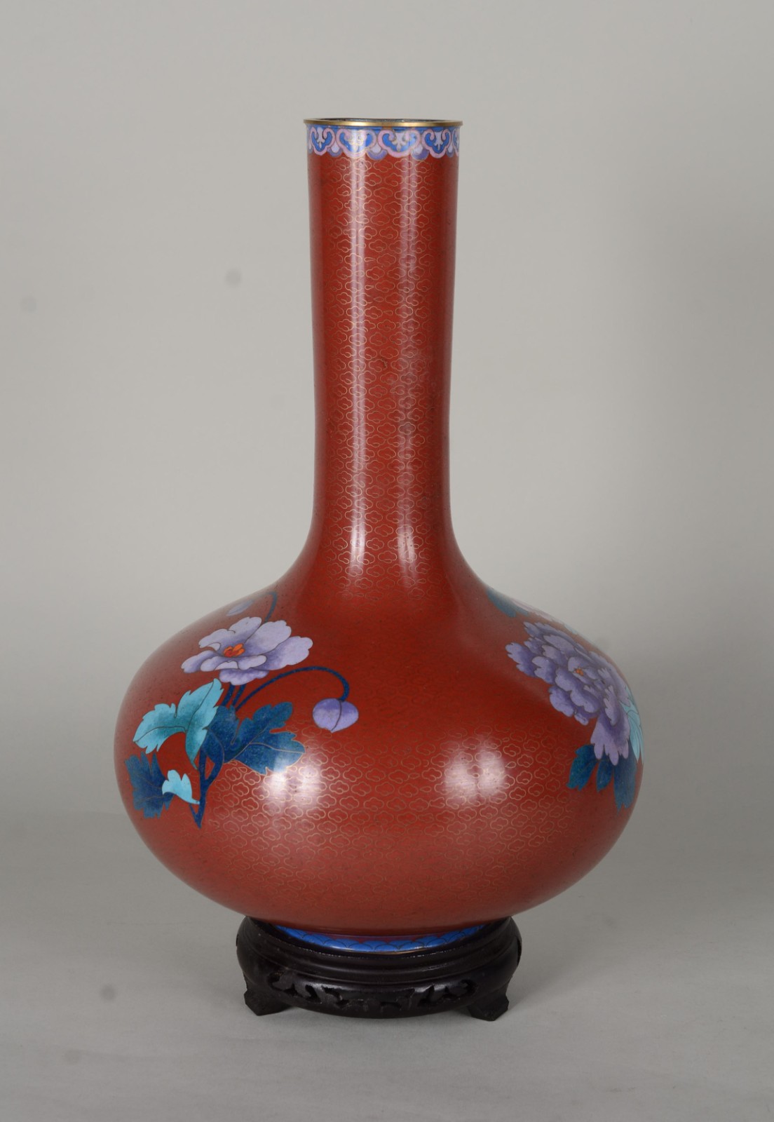 Vaso de cloisonné, fundo vermelho com flores em tons de rosa e lílas... - foto 4 de 6