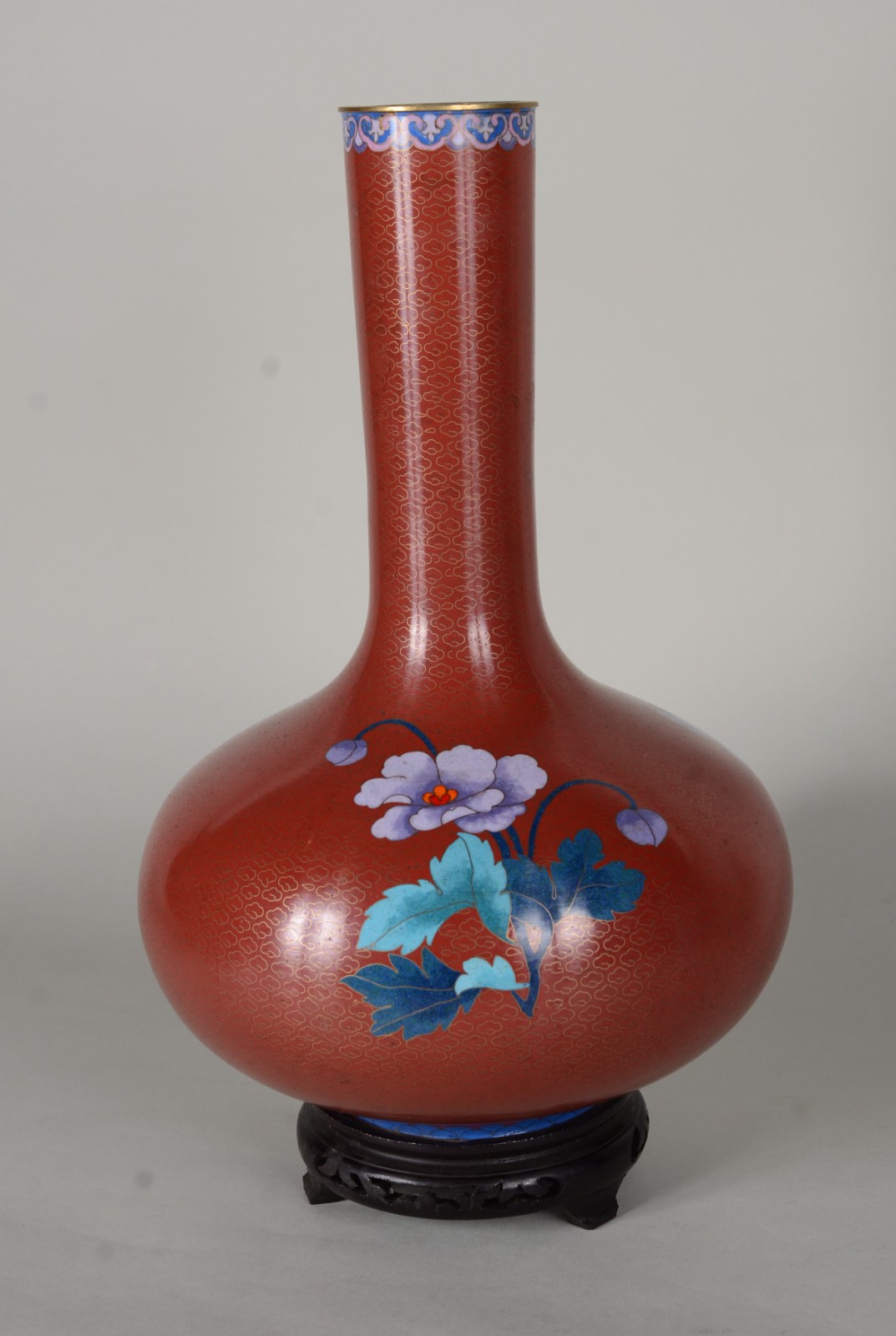 Vaso de cloisonné, fundo vermelho com flores em tons de rosa e lílas... - foto 5 de 6