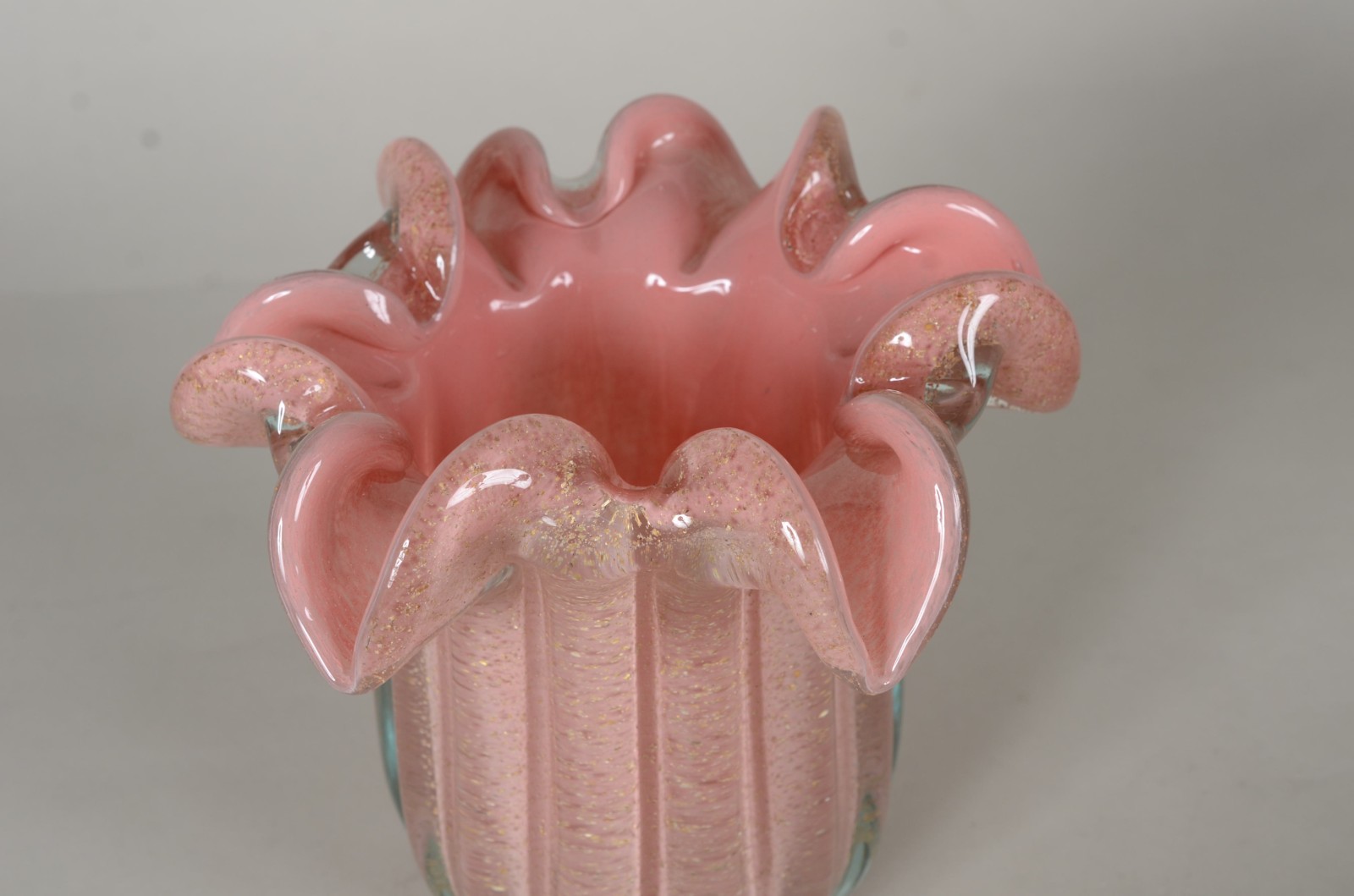 Vaso de vidro decorativo gomado, borda feitio babado na cor rosa com... - foto 2 de 7
