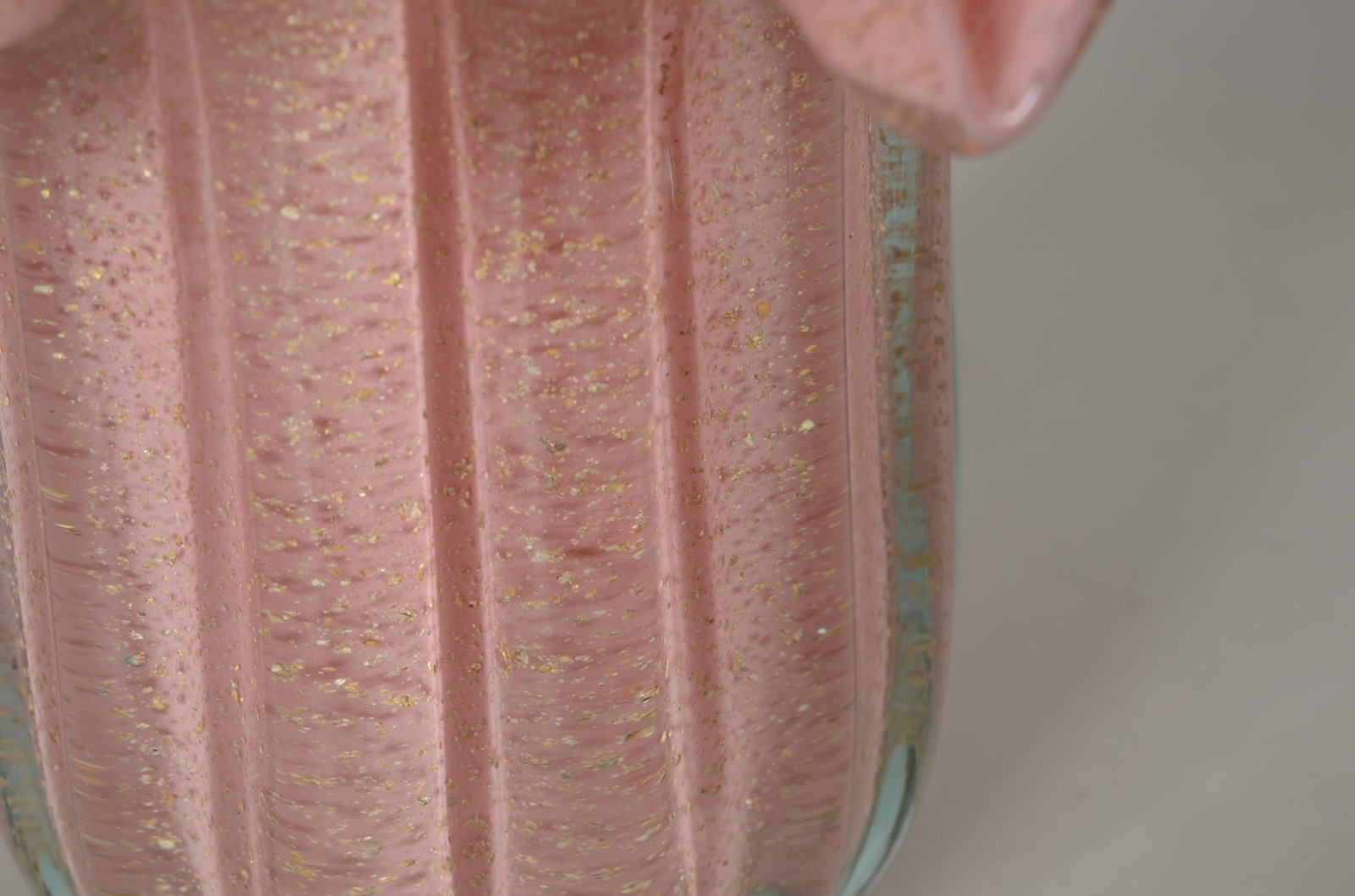 Vaso de vidro decorativo gomado, borda feitio babado na cor rosa com... - foto 5 de 7