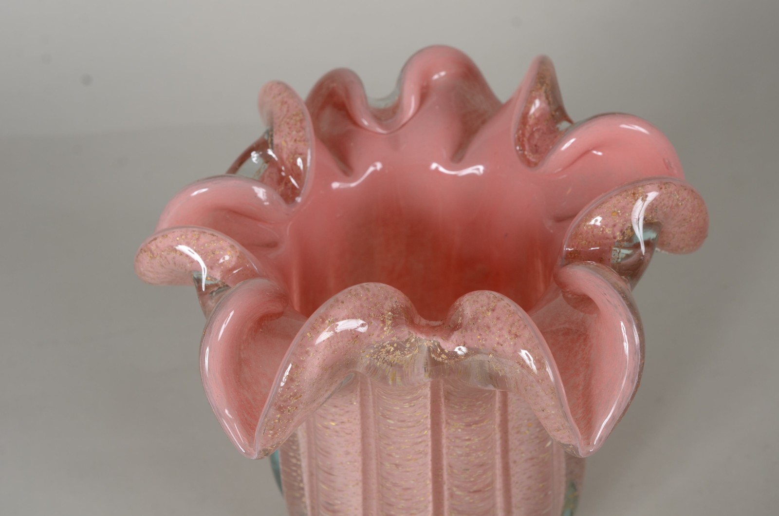 Vaso de vidro decorativo gomado, borda feitio babado na cor rosa com... - foto 6 de 7