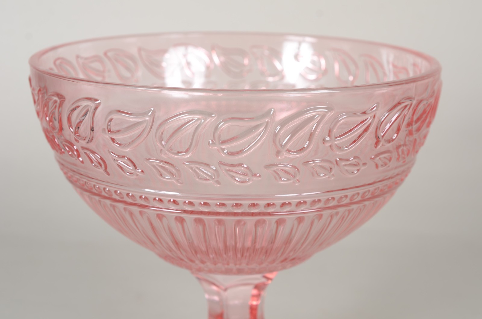 Fruteira de vidro decorativo na cor rosa com folhas em relevo. - foto 2 de 8