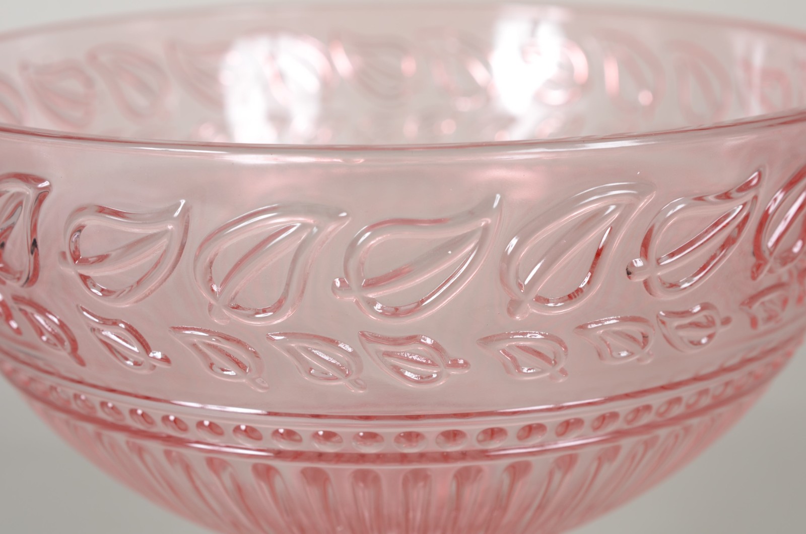 Fruteira de vidro decorativo na cor rosa com folhas em relevo. - foto 3 de 8
