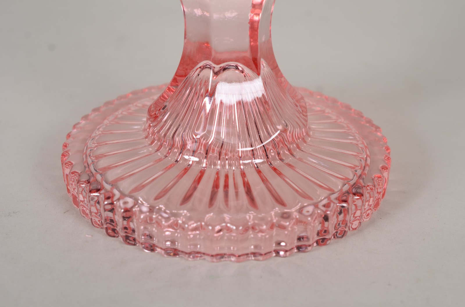 Fruteira de vidro decorativo na cor rosa com folhas em relevo. - foto 4 de 8