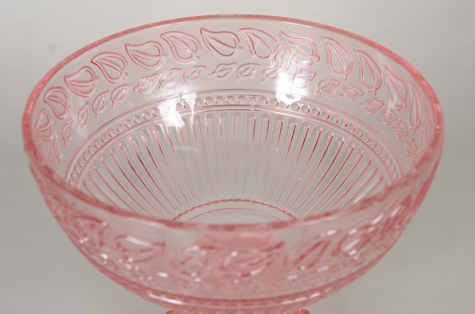 Fruteira de vidro decorativo na cor rosa com folhas em relevo. - foto 5 de 8