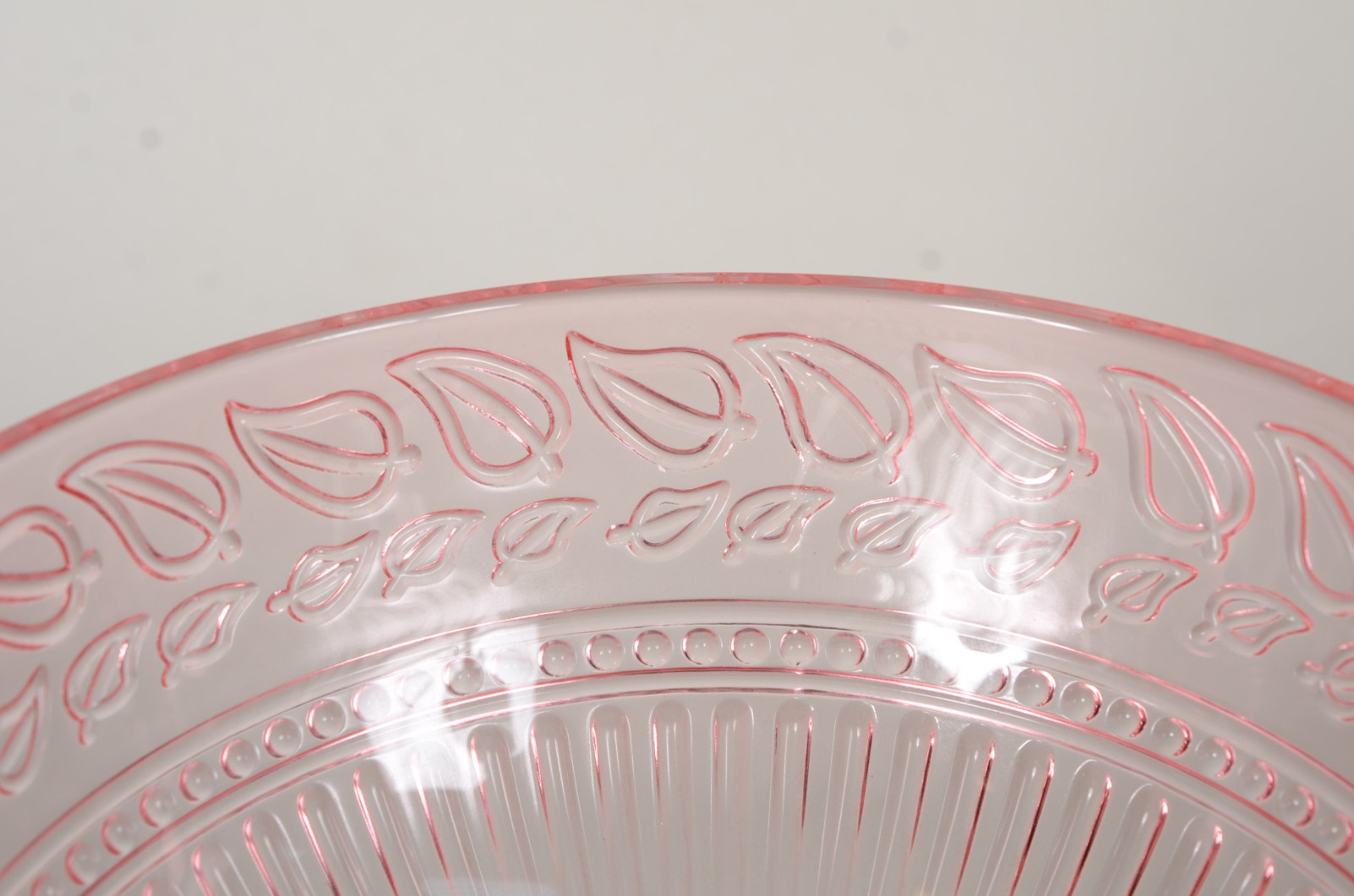 Fruteira de vidro decorativo na cor rosa com folhas em relevo. - foto 6 de 8