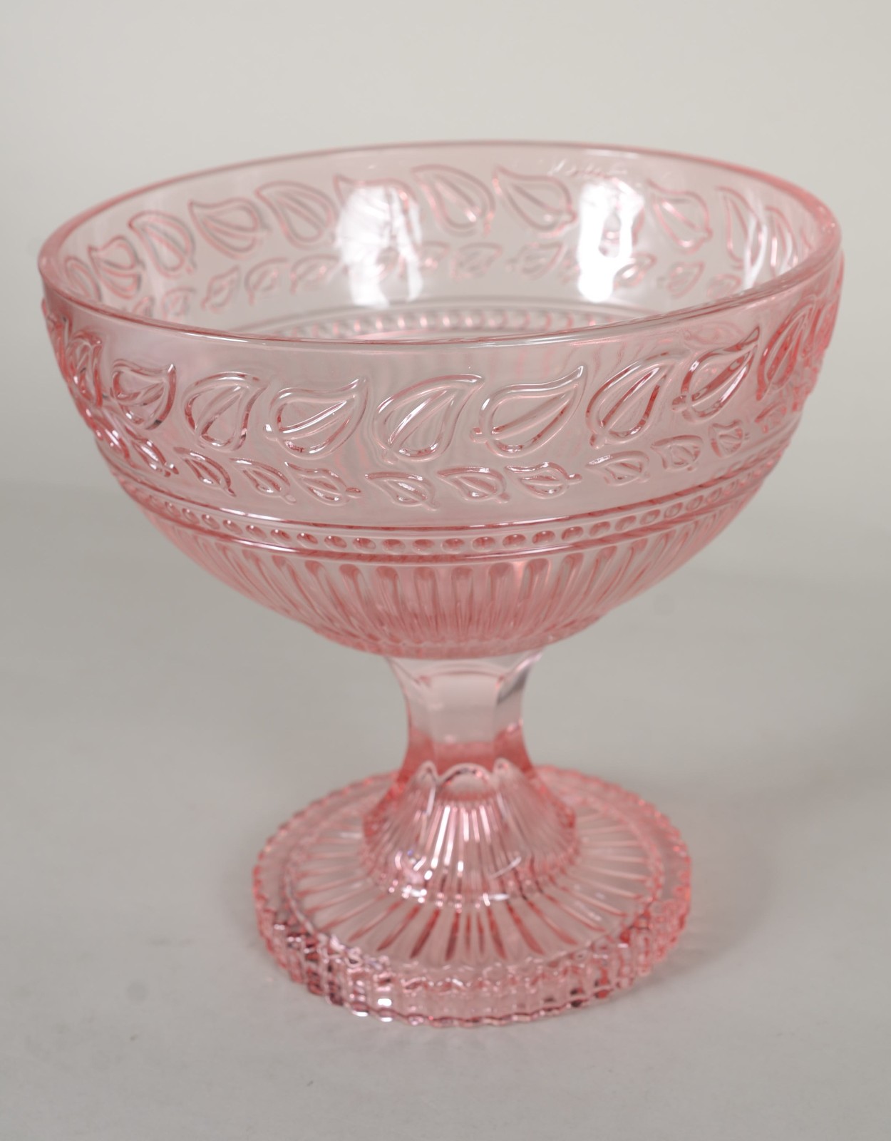Fruteira de vidro decorativo na cor rosa com folhas em relevo. - foto 7 de 8