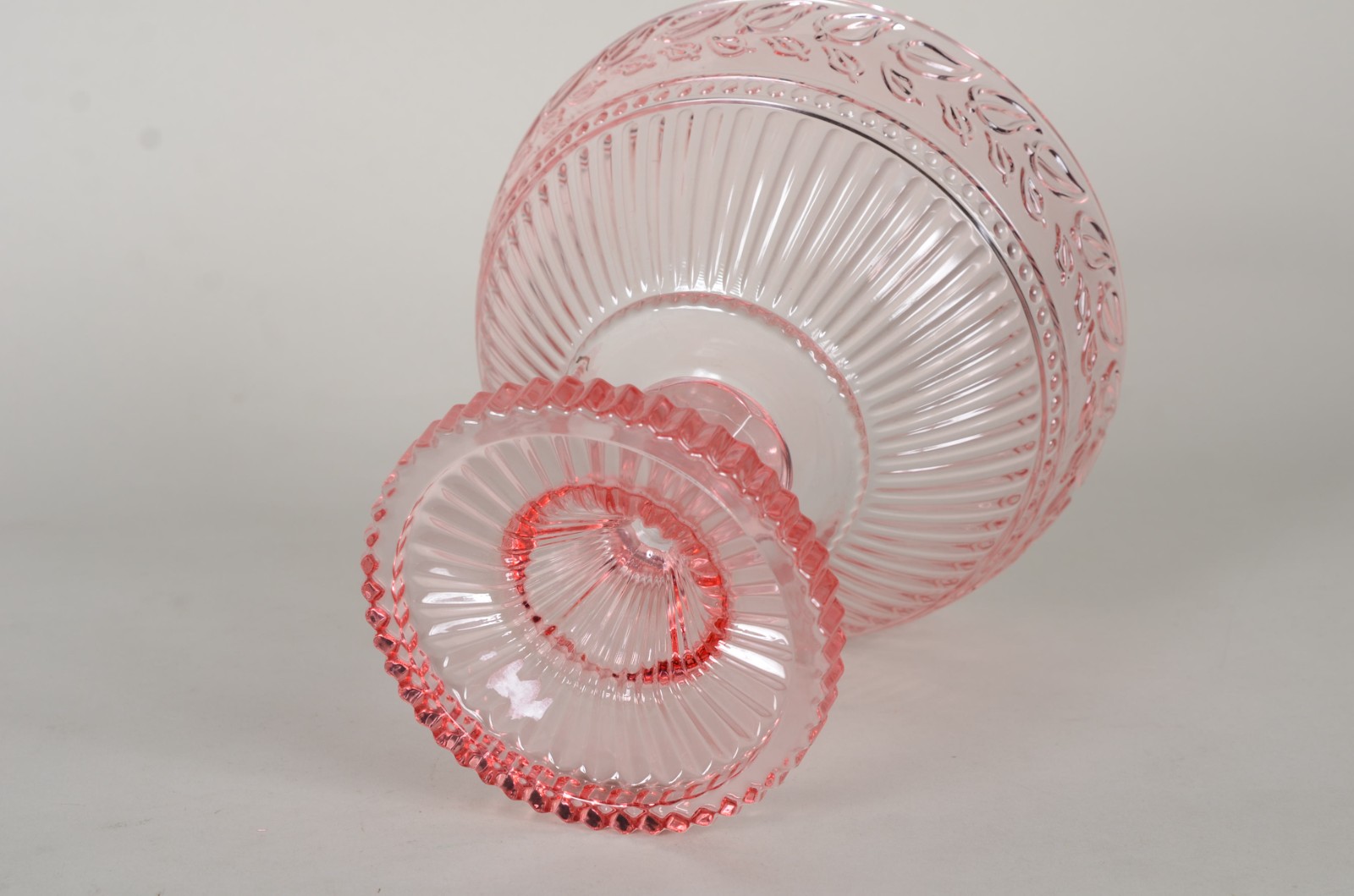 Fruteira de vidro decorativo na cor rosa com folhas em relevo. - foto 8 de 8