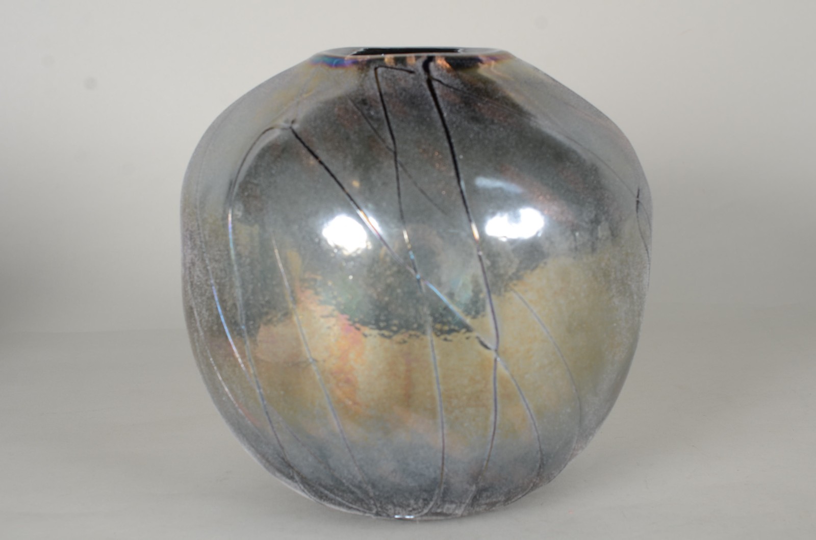 Vaso de vidro decorativo prateado. - foto 4 de 5