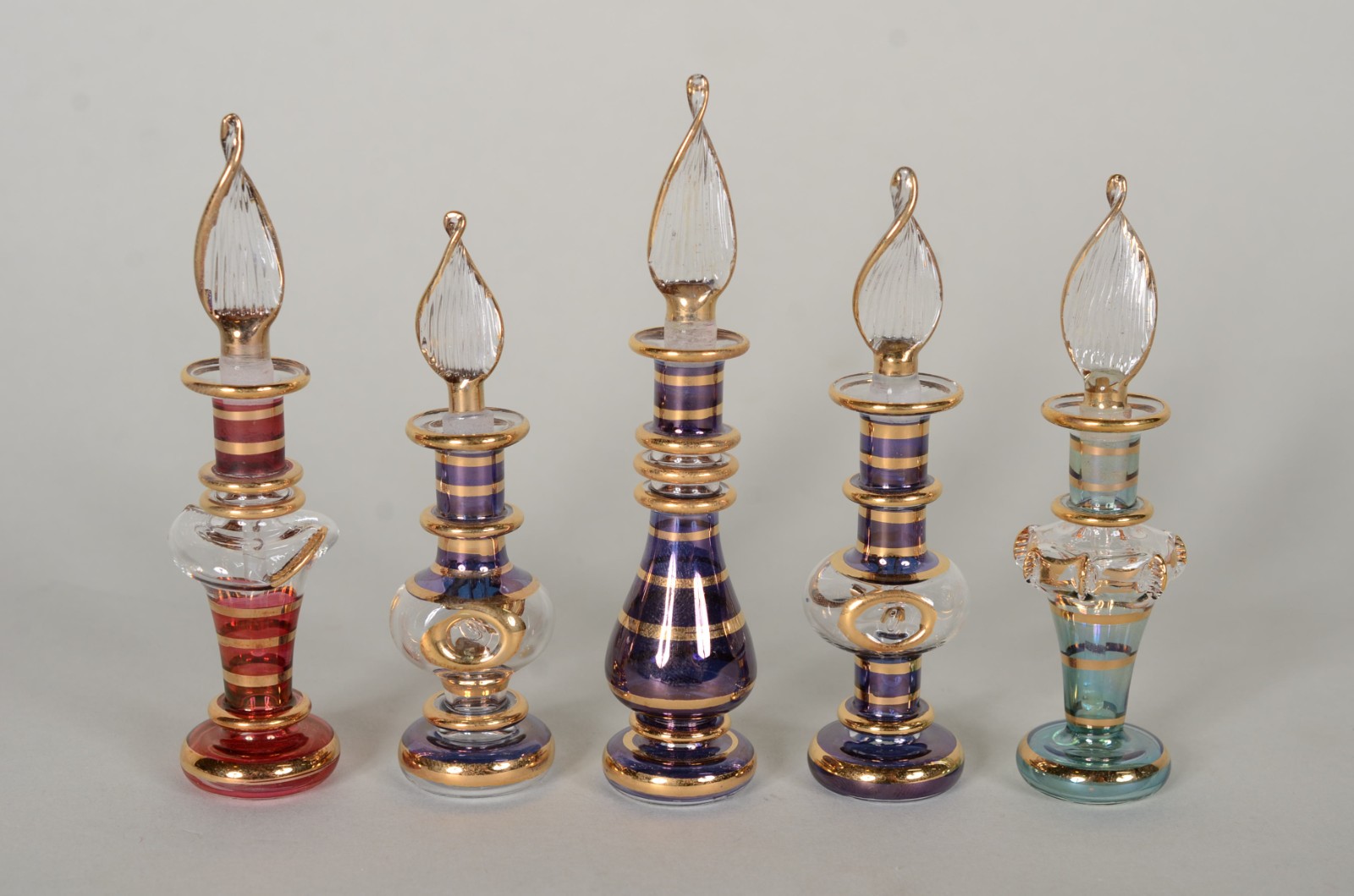 Cinco perfumeiros egípcios de cristal com detalhes em dourado. - foto 1 de 8