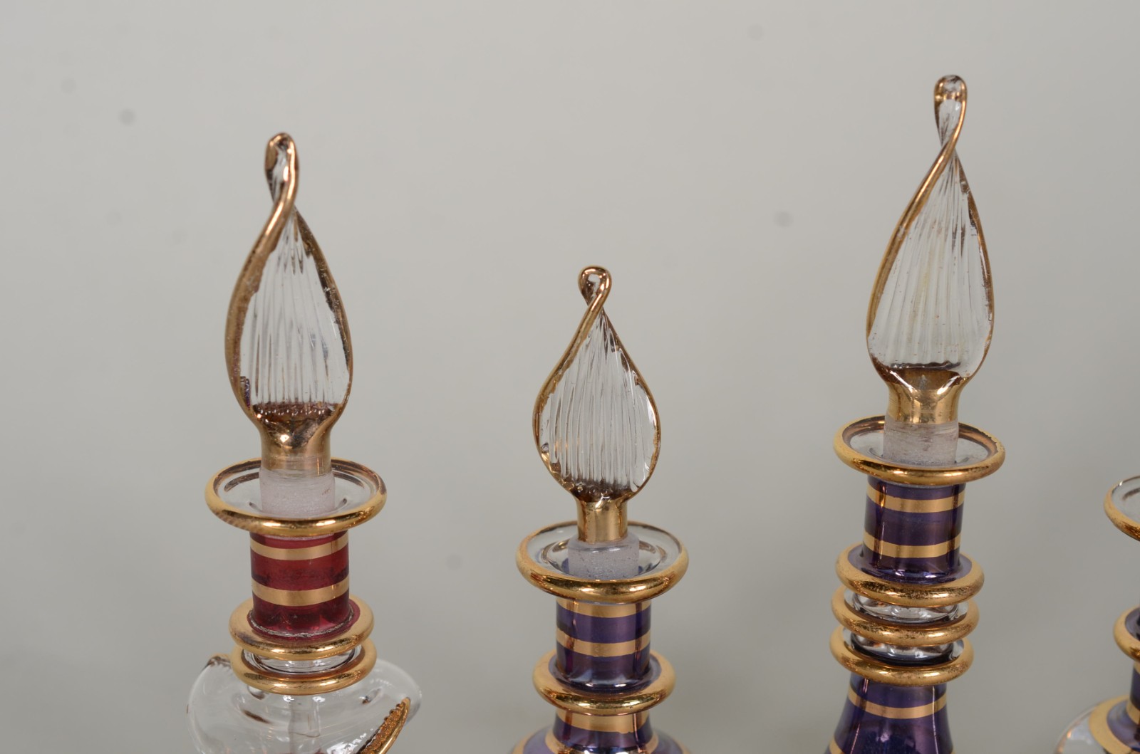 Cinco perfumeiros egípcios de cristal com detalhes em dourado. - foto 2 de 8