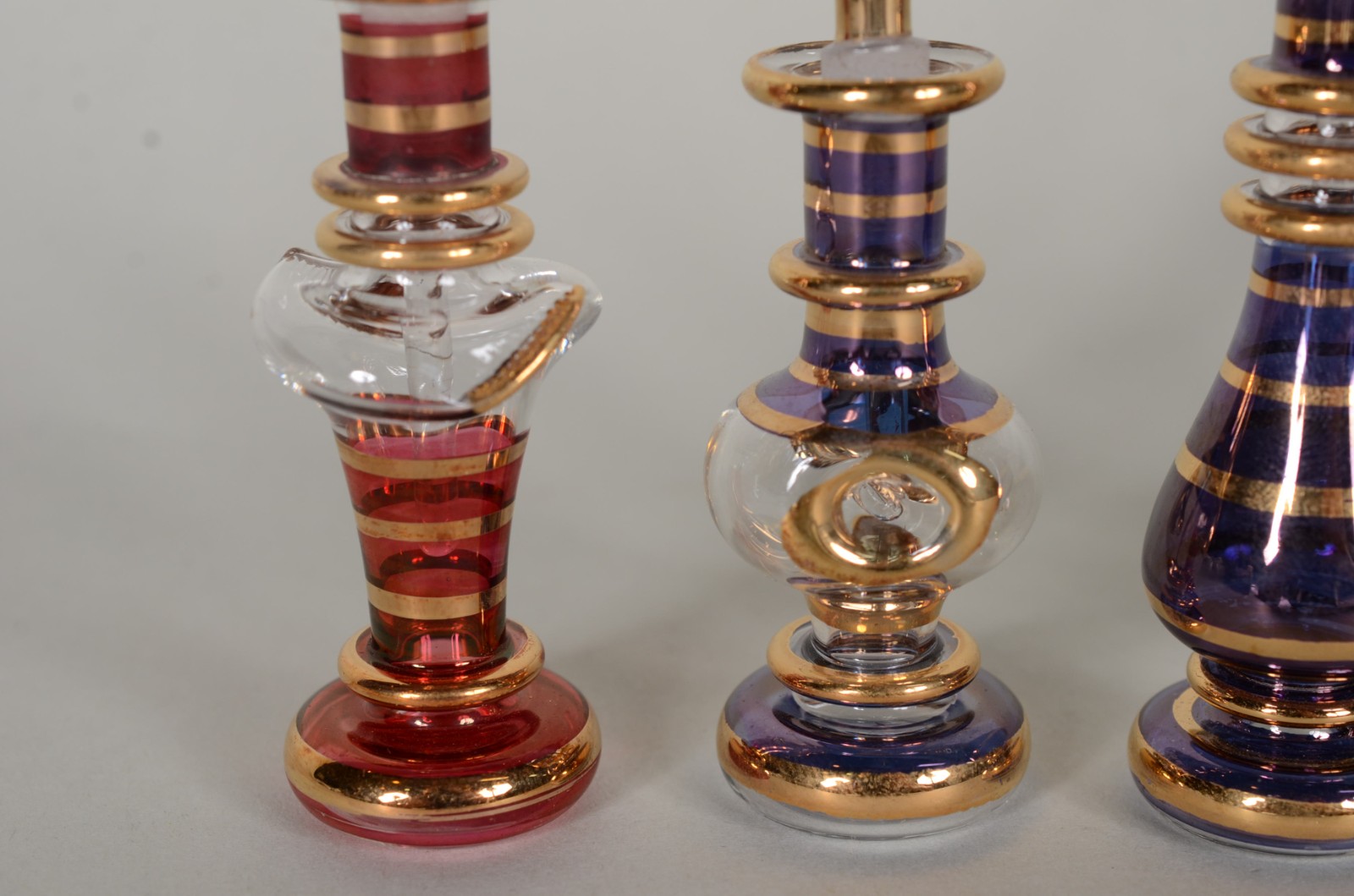 Cinco perfumeiros egípcios de cristal com detalhes em dourado. - foto 3 de 8