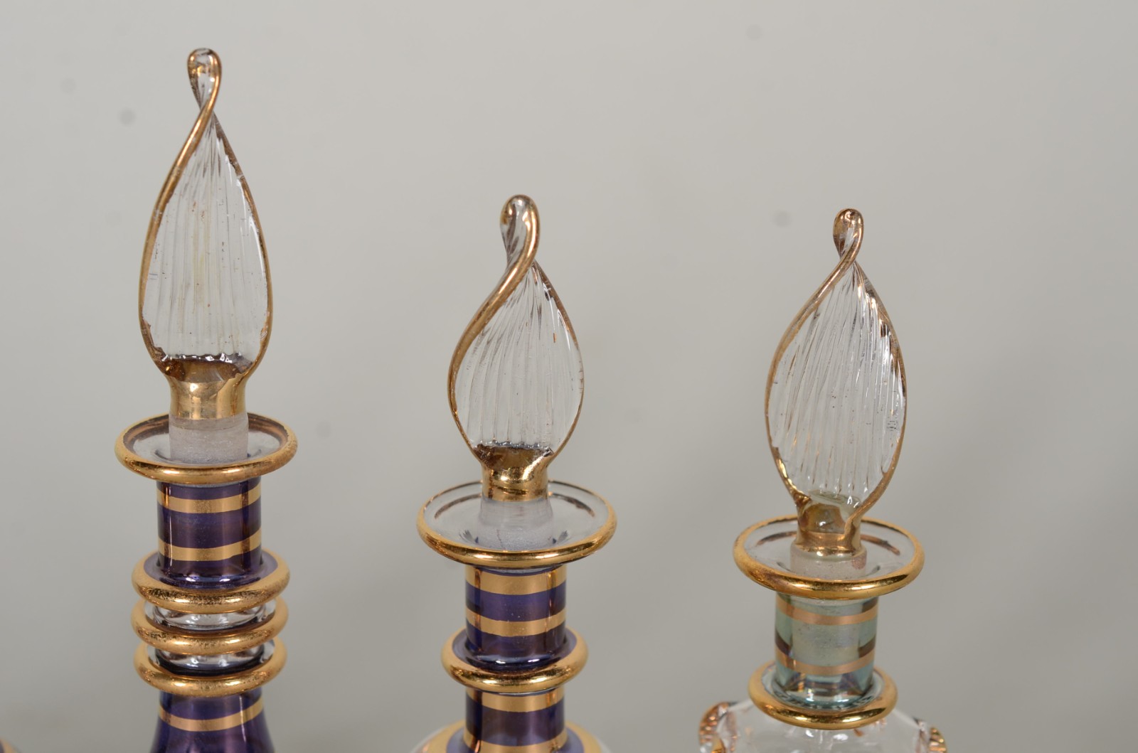Cinco perfumeiros egípcios de cristal com detalhes em dourado. - foto 4 de 8