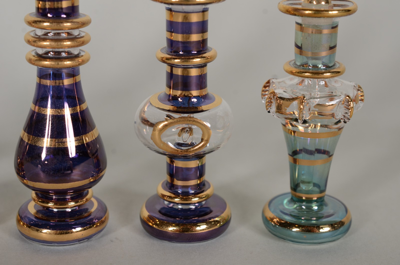 Cinco perfumeiros egípcios de cristal com detalhes em dourado. - foto 5 de 8