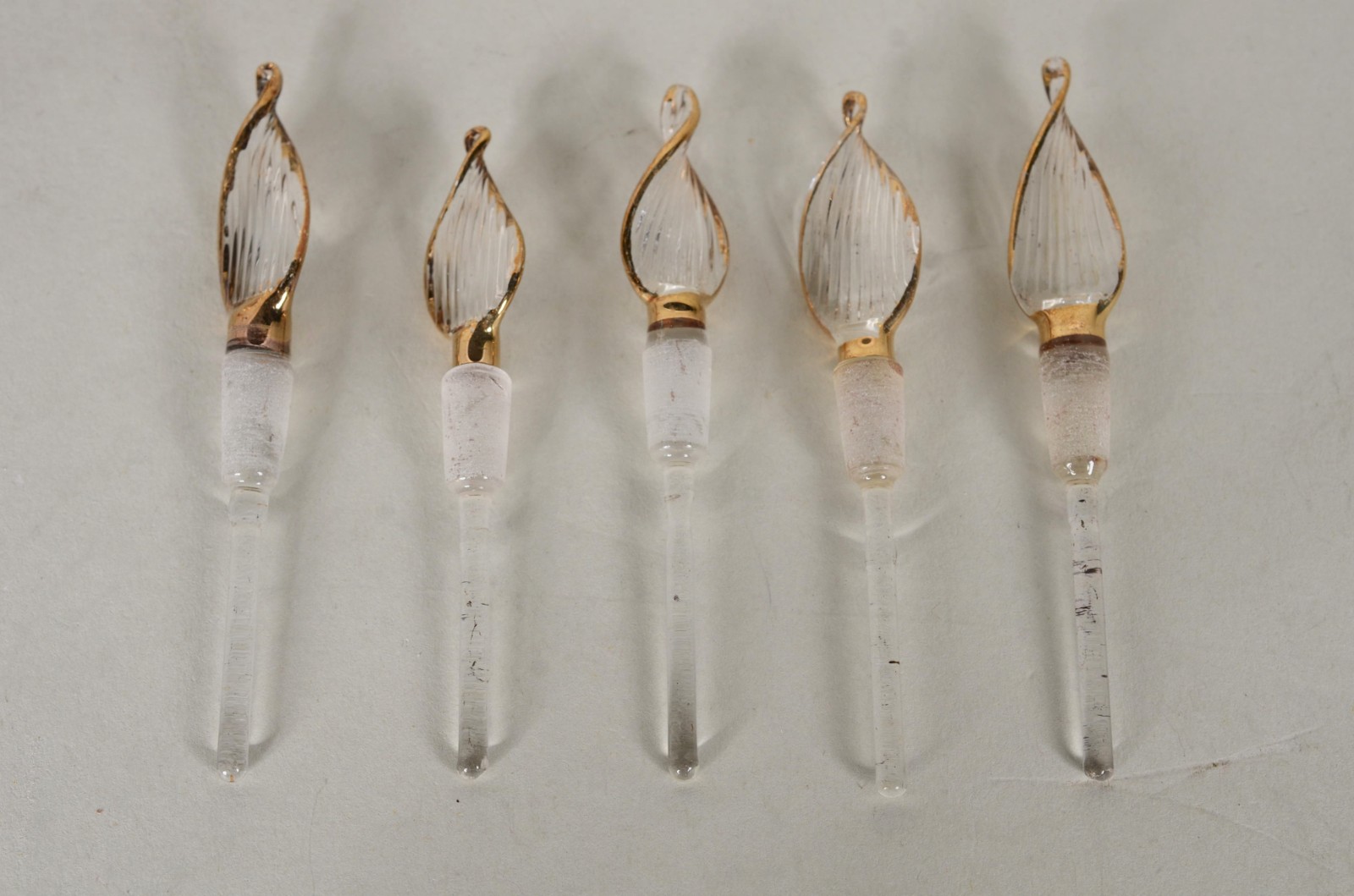 Cinco perfumeiros egípcios de cristal com detalhes em dourado. - foto 6 de 8