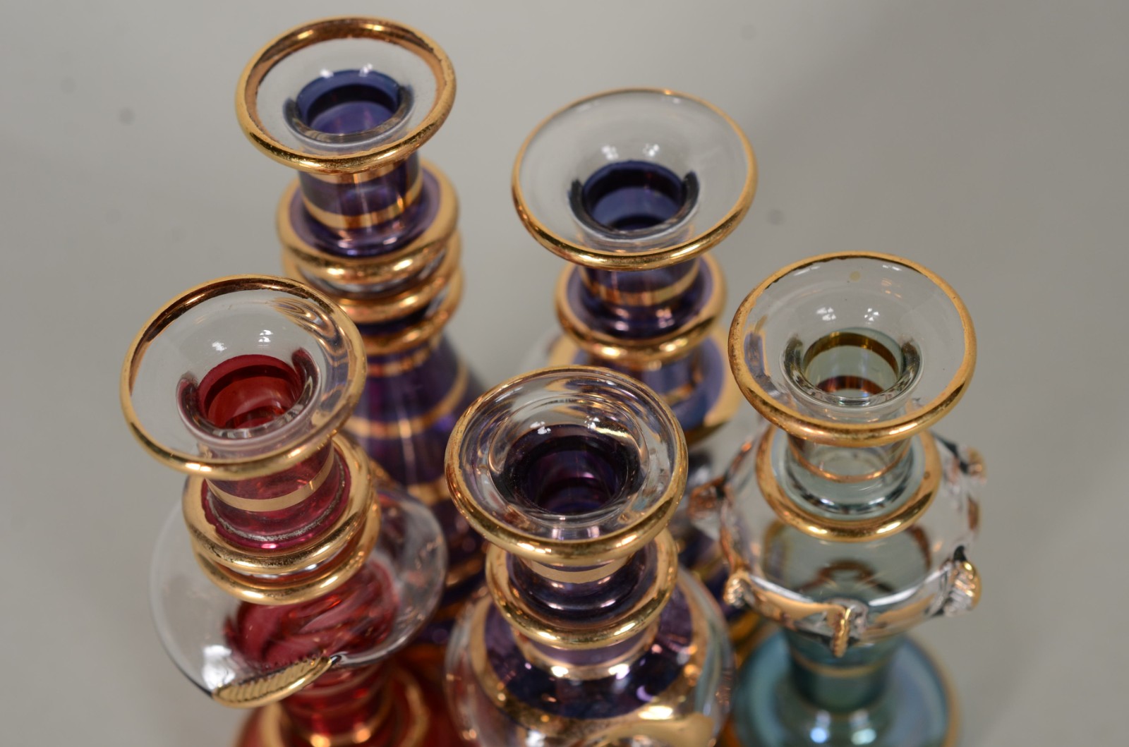 Cinco perfumeiros egípcios de cristal com detalhes em dourado. - foto 7 de 8
