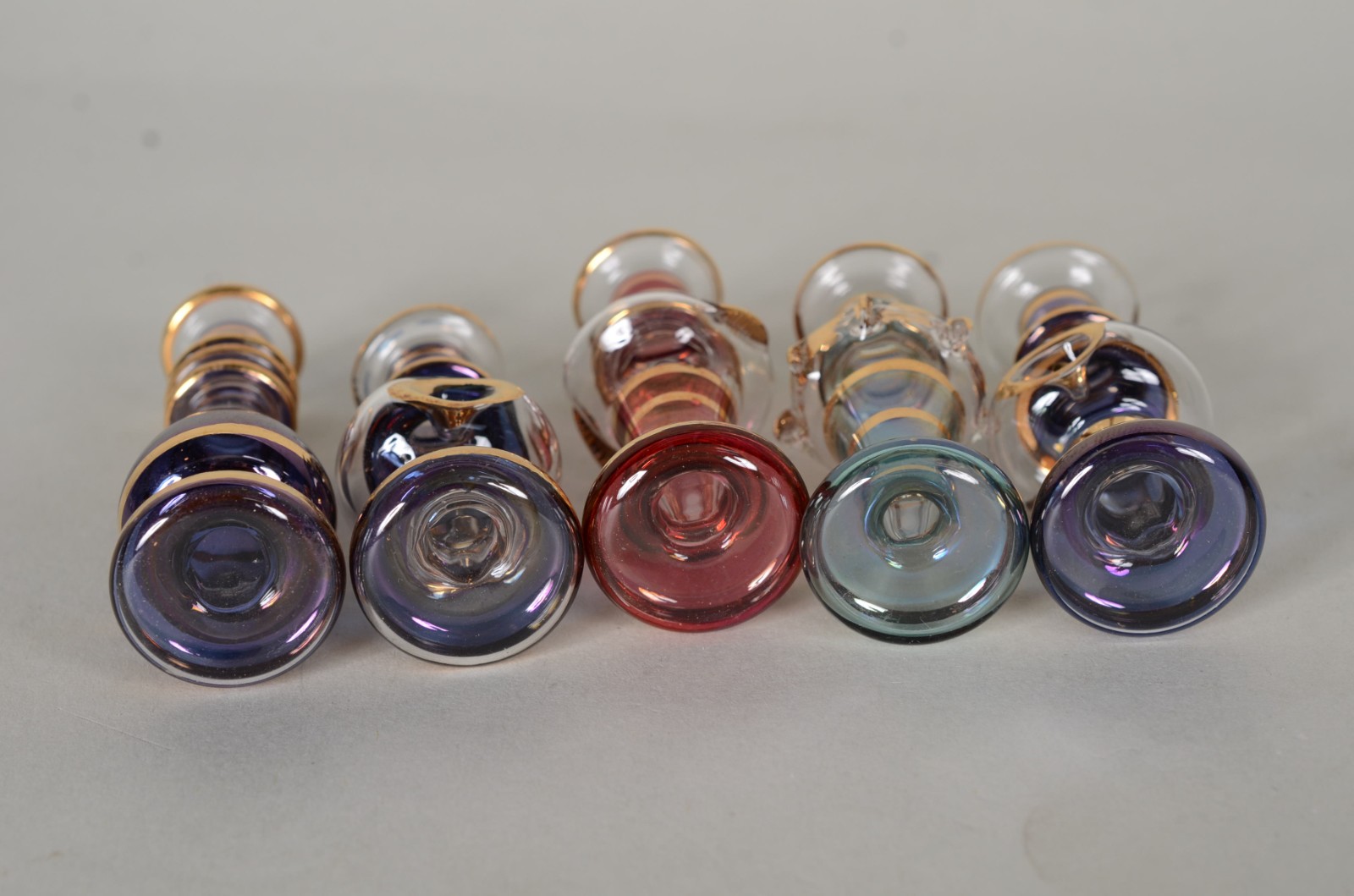 Cinco perfumeiros egípcios de cristal com detalhes em dourado. - foto 8 de 8
