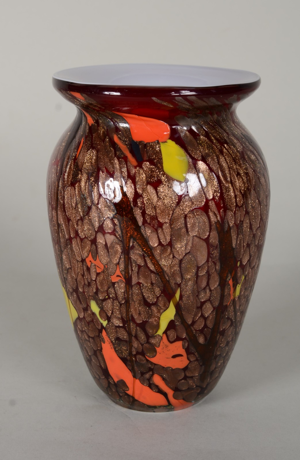 Vaso de vidro decorativo, fundo vinho com detalhes em amarelo e... - foto 1 de 8