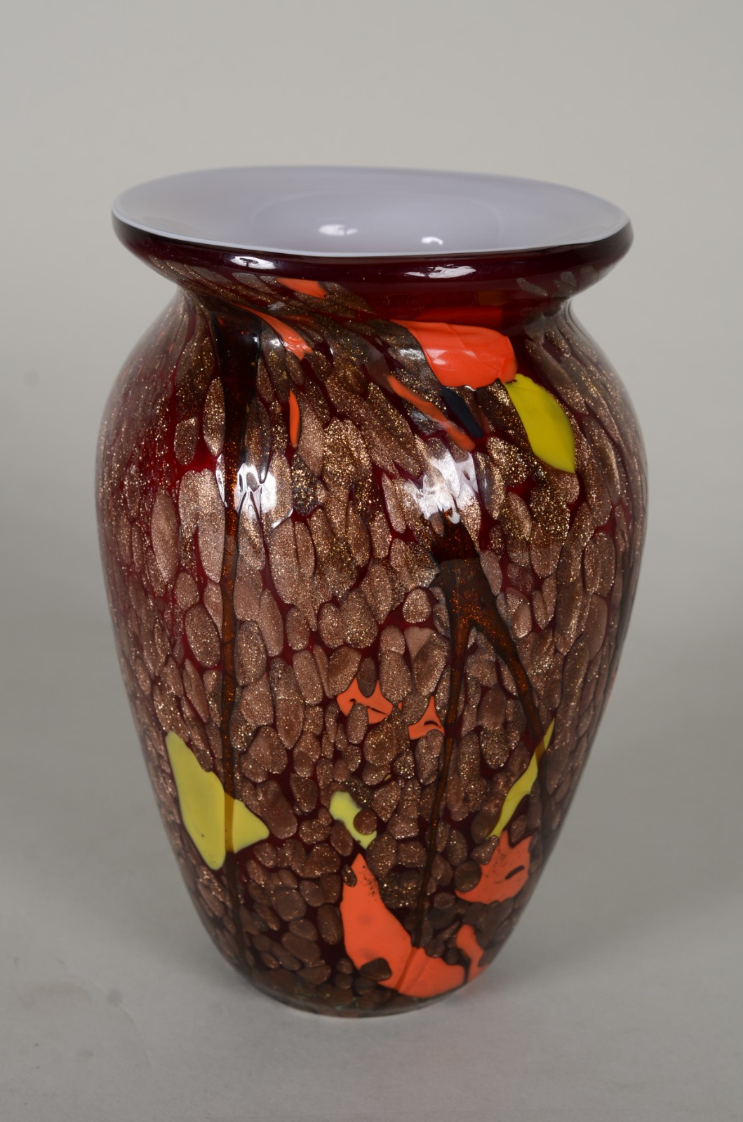 Vaso de vidro decorativo, fundo vinho com detalhes em amarelo e... - foto 2 de 8
